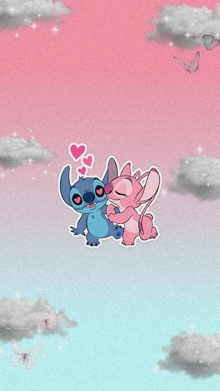 Stitch And Angel 桌布 壁紙 — 一個可愛的藍色外星人和粉紅色老鼠在粉彩天空下擁抱，周圍有漂浮的心形和蝴蝶。