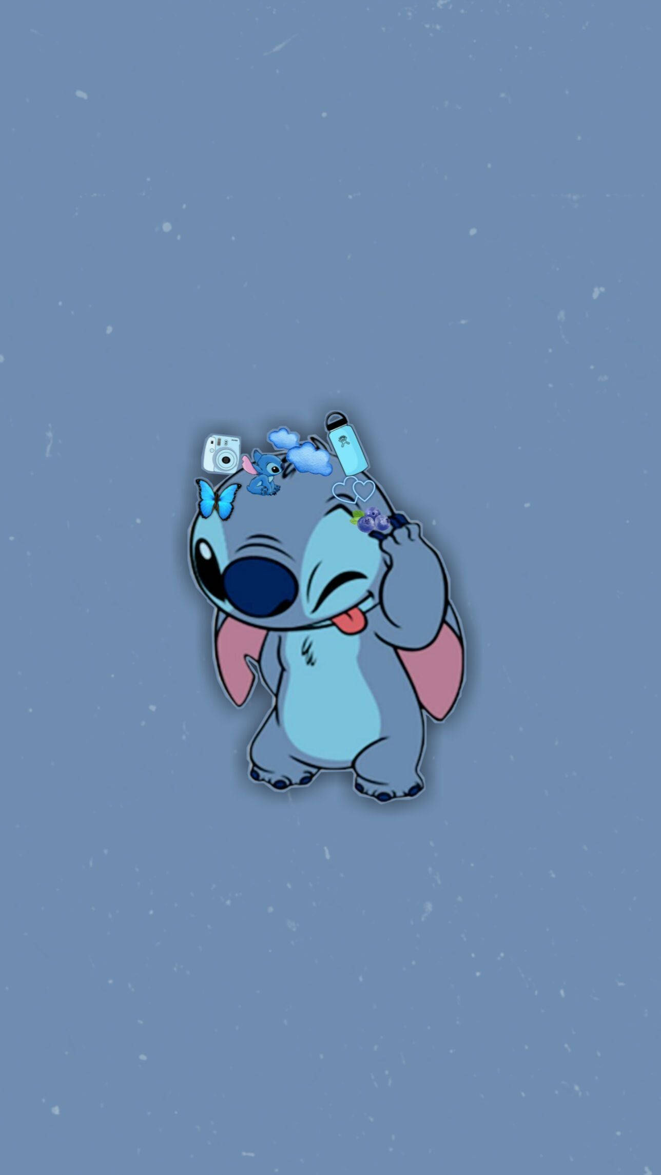cute stitch iPhone 桌布 壁紙 — 一個可愛的藍色外星人角色，有粉紅色耳朵和伸出舌頭，周圍有小工具和蝴蝶，背景是帶紋理的藍色。