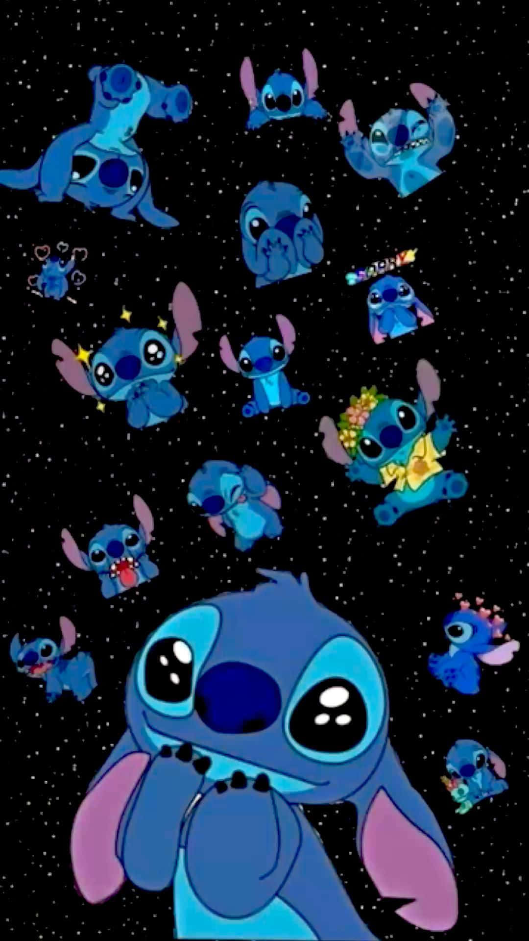 Sad Stitch 桌布 壁紙 — 一個可愛的藍色外星人角色，有著大眼睛，在星星之間漂浮，多個頑皮的自己版本散落在夜空中。