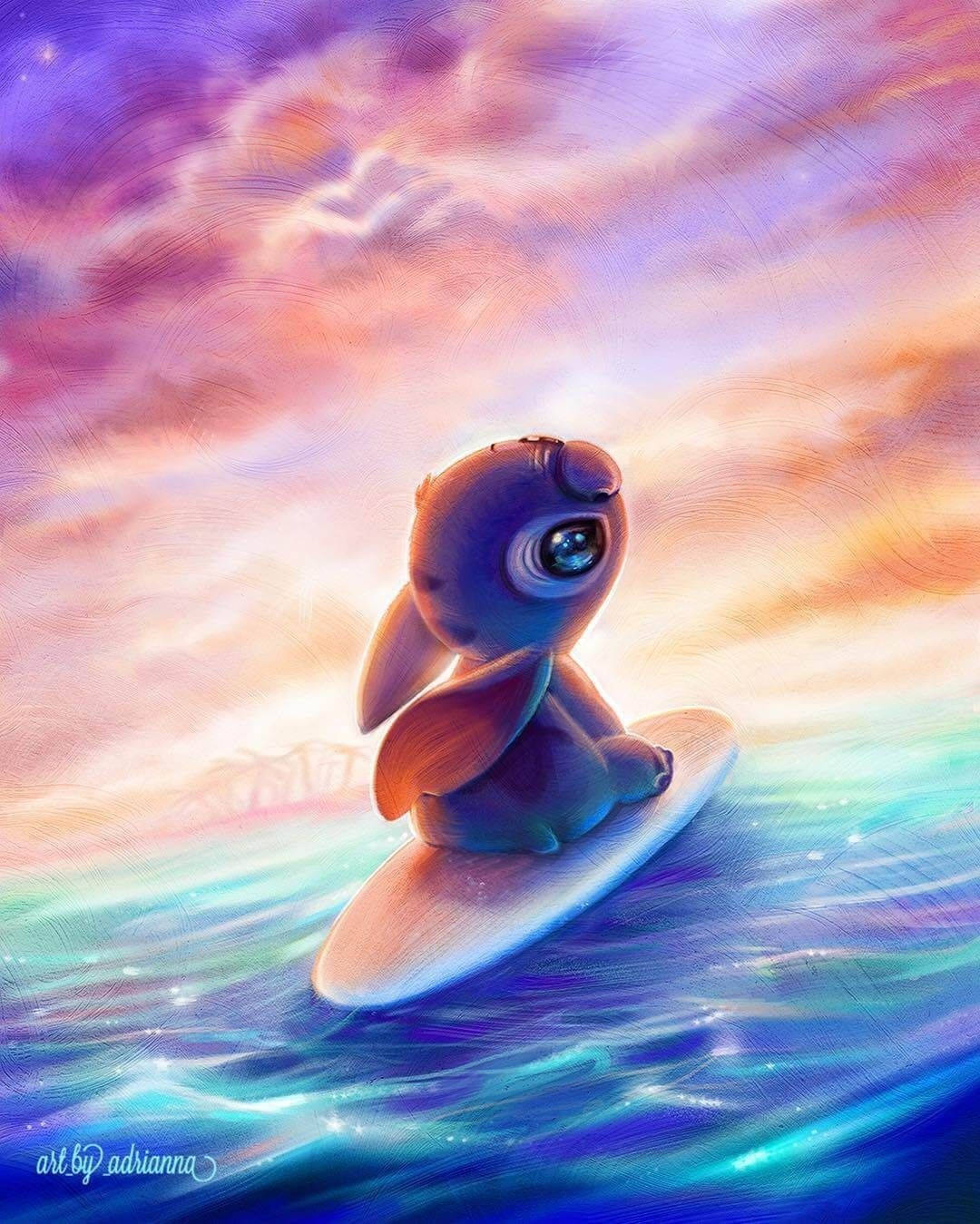 Disney Character 桌布 壁紙 — 一個可愛的藍色外星人角色在閃閃發光的水面上衝浪，背景是充滿活力的紫色和橙色日落天空。