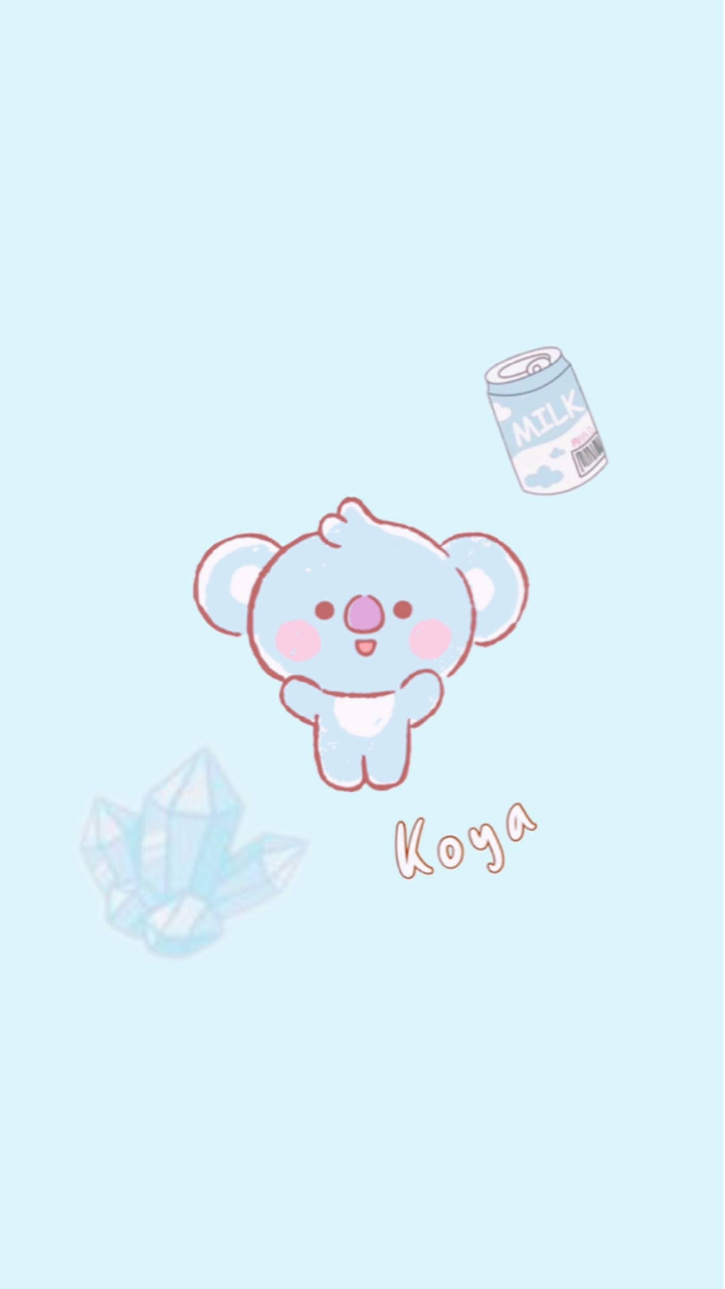 Koya 桌布 壁紙 — 一個可愛的藍色無尾熊角色名叫Koya，在柔和的粉藍色背景上，開心地漂浮在牛奶罐和水晶旁邊。