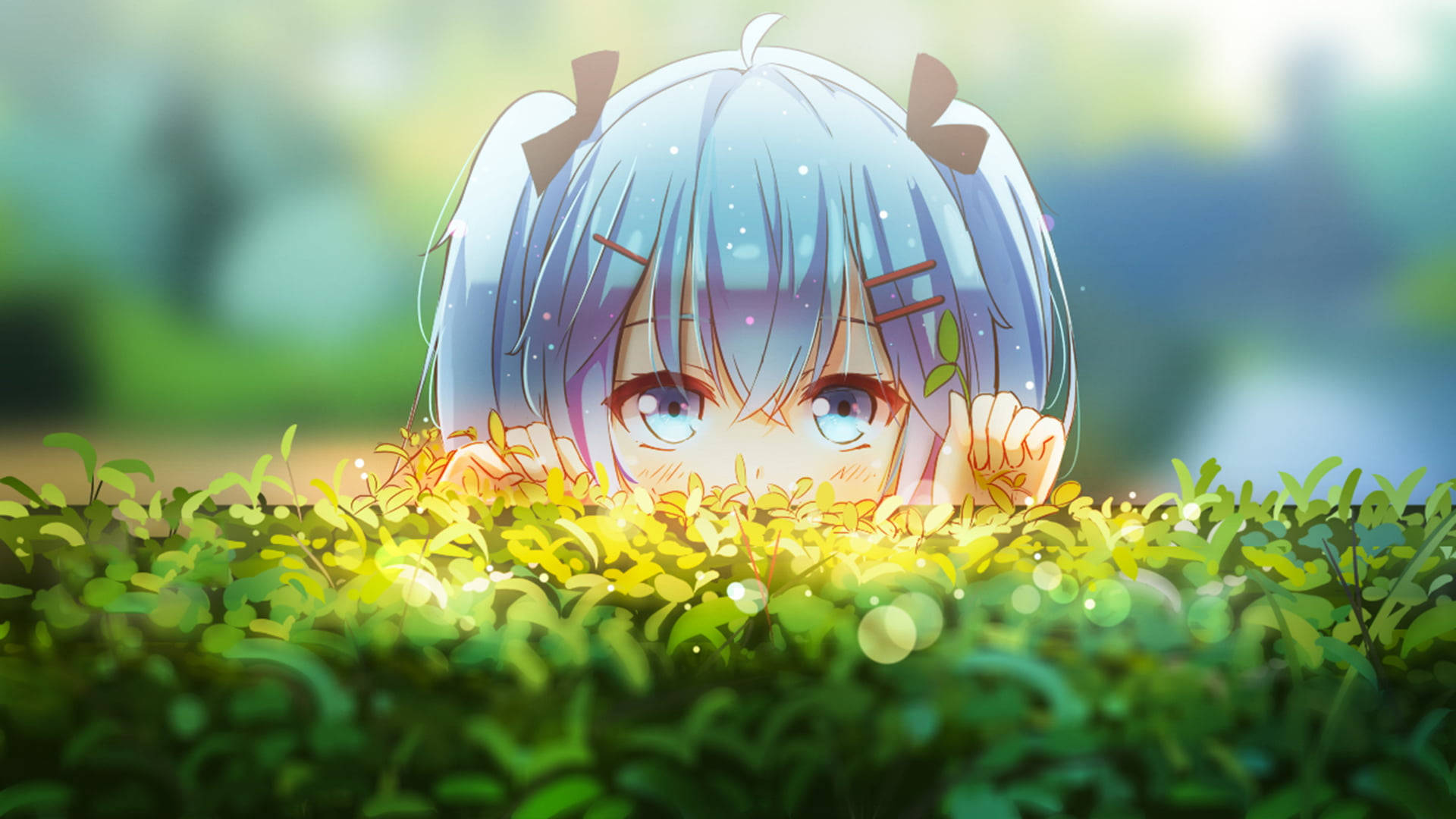 Animated Girl 桌布 壁紙 — 一個可愛的藍髮動漫女孩在陽光照耀的綠色籬笆上探頭，周圍有閃爍的粒子。