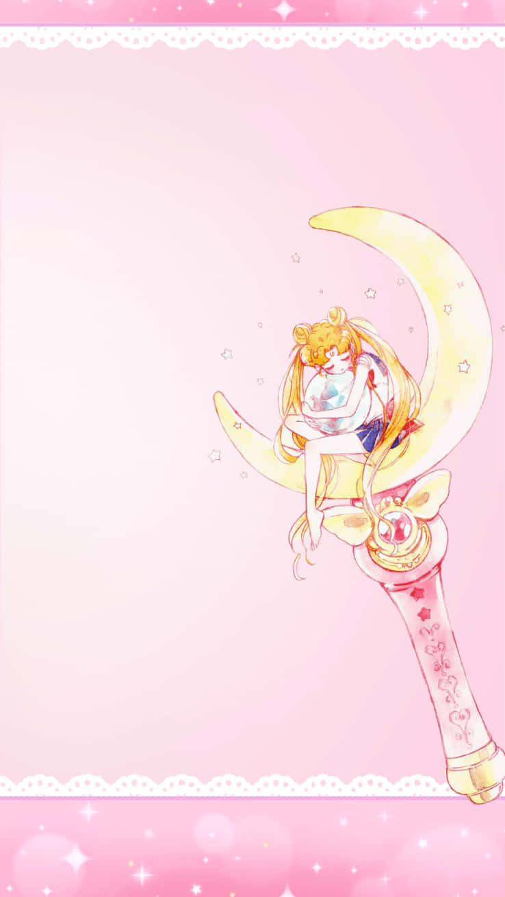 Sailor Moon iPad 桌布 壁紙 — 一個可愛的金髮動漫女孩坐在金色新月上，位於魔法棒頂端，背景是柔和的粉紅色，有閃爍的星星。
