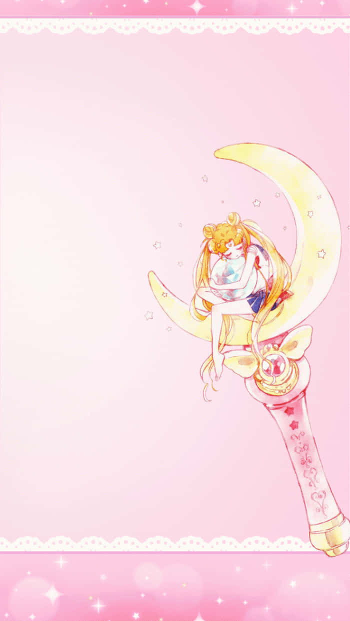 Sailor Moon iPad 桌布 壁紙 — 一個可愛的金髮動漫女孩坐在金色新月上，位於魔法杖頂端，背景是柔和的粉紅色並帶有閃光。