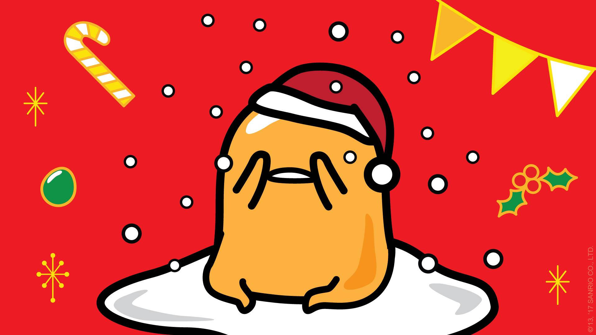 Sanrio Desktop 桌布 壁紙 — 一個可愛的黃色 Gudetama 角色戴著聖誕帽坐在雪中，背景是節日紅色，並有拐杖糖和冬青裝飾。