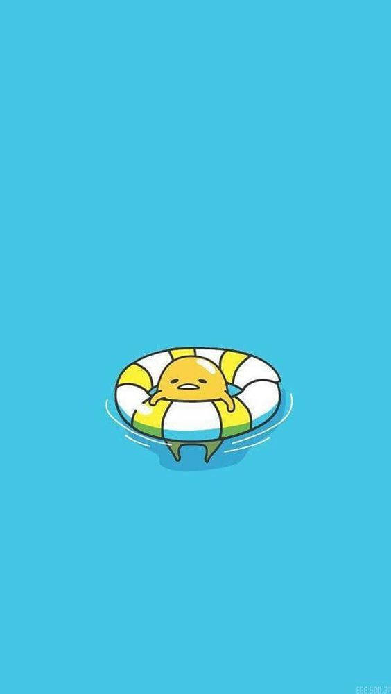 Gudetama Aesthetic 桌布 壁紙 — 一個可愛的黃色卡通角色在條紋救生圈上平靜地漂浮，背景為純藍色。