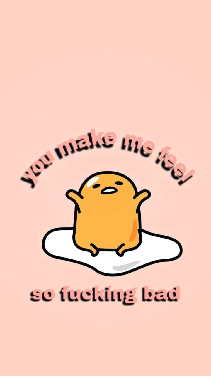 Gudetama Aesthetic 桌布 壁紙 — 一個可愛的黃色蛋黃哥角色坐在白色雲朵上，背景是柔和的粉紅色，帶有俏皮文字。