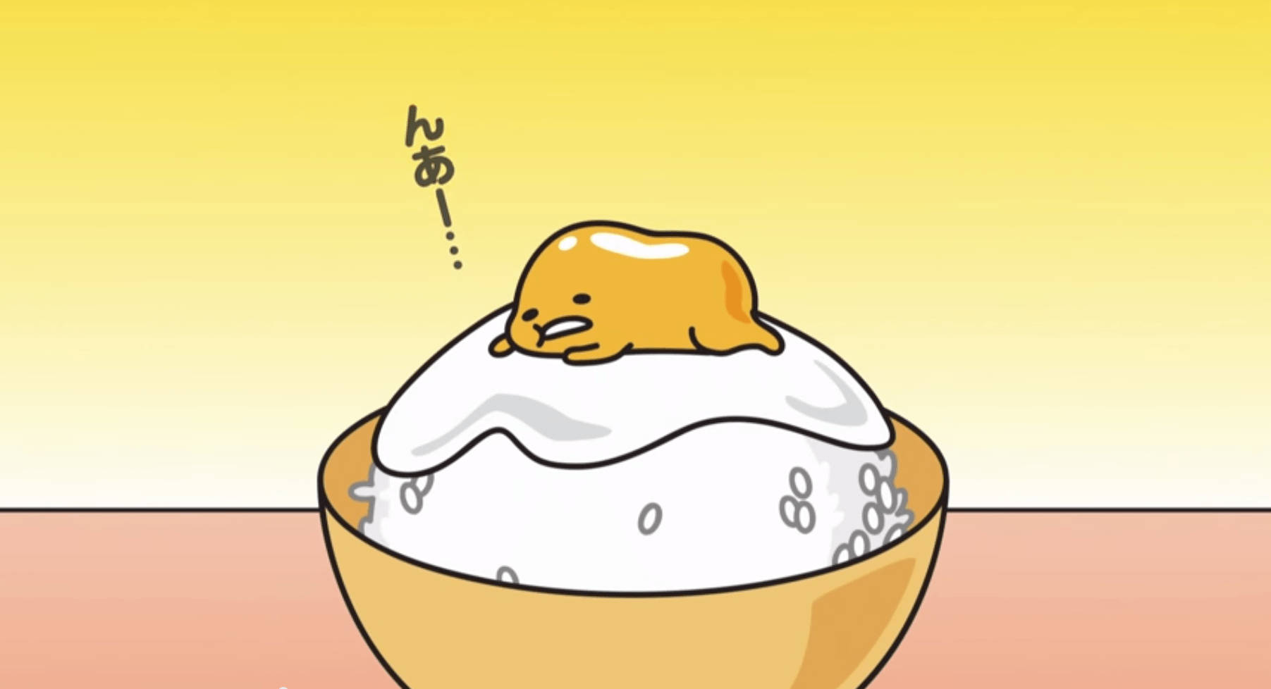蛋黃哥 桌布 壁紙 — 一個可愛的黃色軟糖角色在溫暖漸變背景前的木碗中，舒適地躺在一堆白米上。