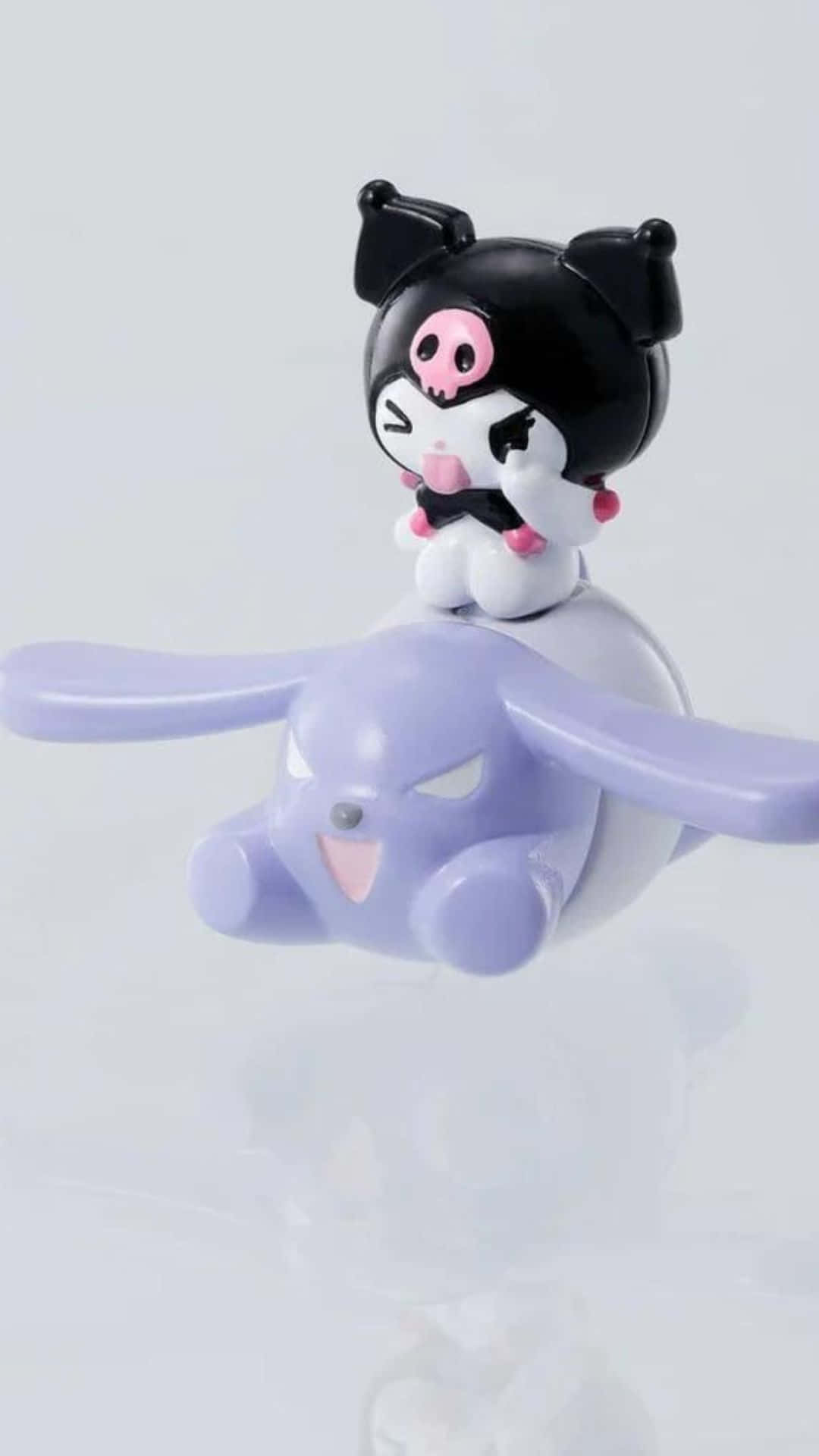 Bandai 桌布 壁紙 — 一個可愛的黑白 Kuromi 公仔坐在一隻薰衣草色絨毛兔子上，背景是純白色。