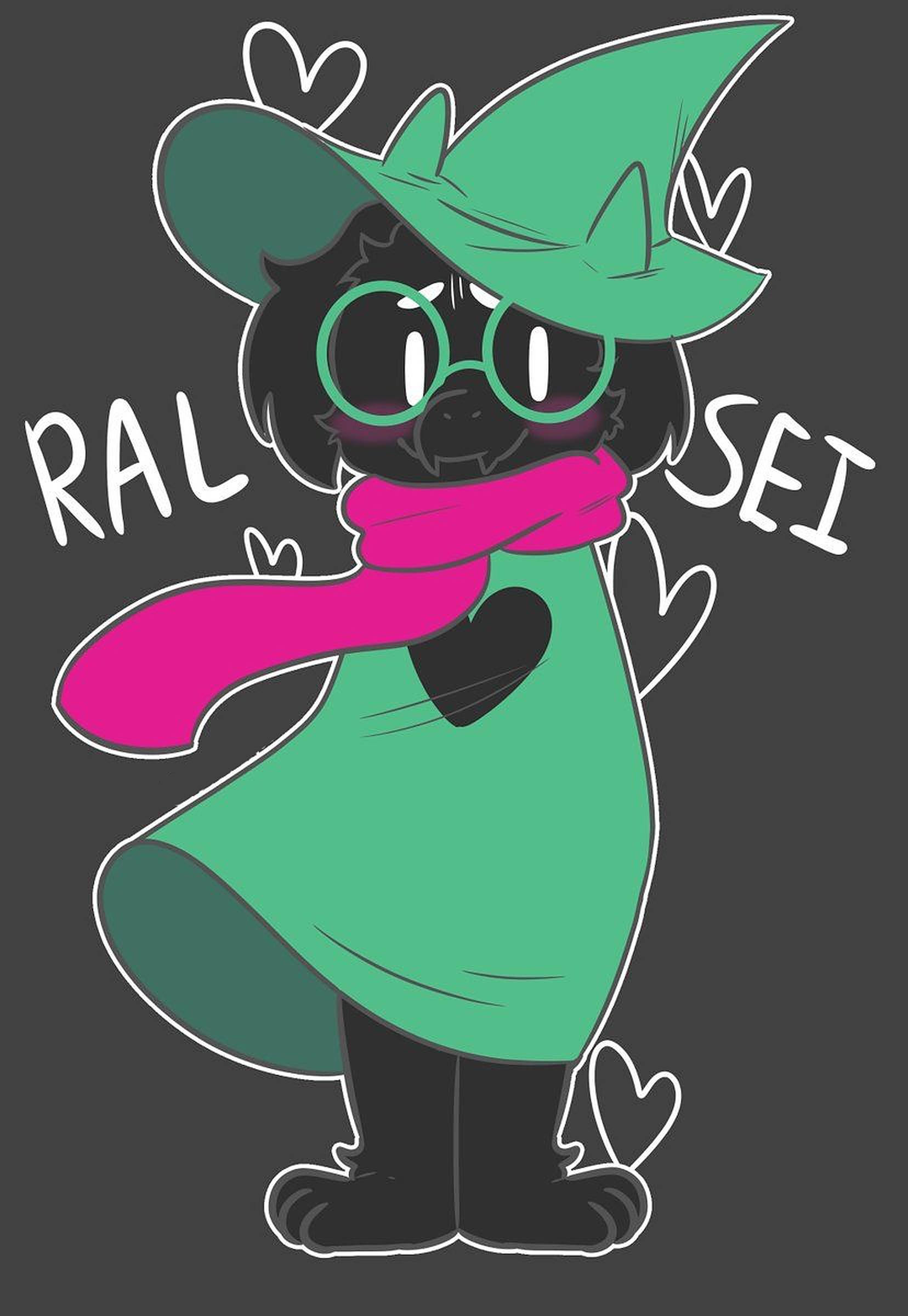Ralsei 桌布 壁紙 — 一個可愛的黑色卡通角色，戴著綠色帽子、眼鏡和粉紅色圍巾，在帶有心形的深灰色背景前愉快地站立。