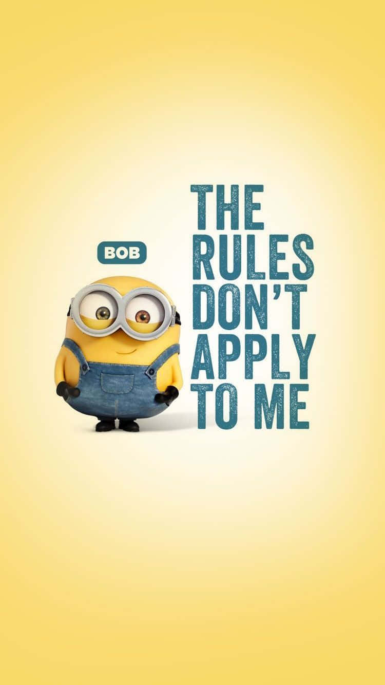 搞笑 桌布 壁紙 — 一個名叫Bob的開心黃色Minion穿著藍色吊帶褲，站在一個溫暖黃色漸層背景上，旁邊有粗體文字寫著'The Rules Don't Apply To Me'。