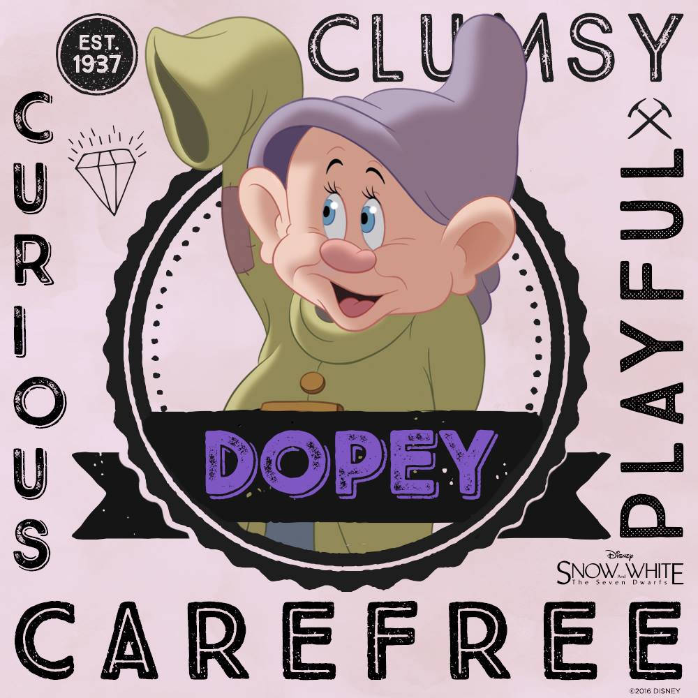 Dopey 桌布 壁紙 — 一個名叫Dopey的快樂卡通矮人，穿著綠色衣服和紫色帽子，在復古徽章設計中微笑。
