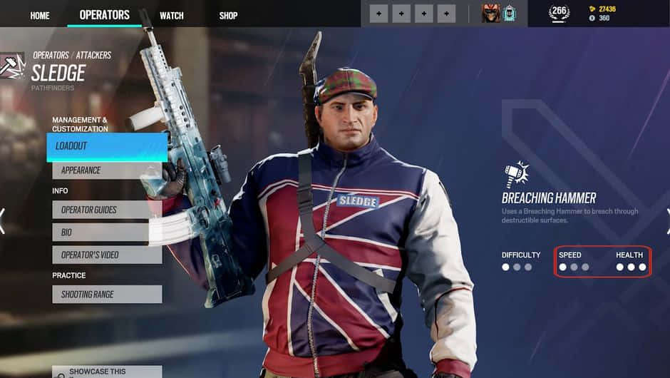 Rainbow Six Siege Sledge 桌布 壁紙 — 一個名為 Sledge 的電子遊戲角色，身穿 Union Jack 外套，在深藍色 UI 背景下手持步槍。