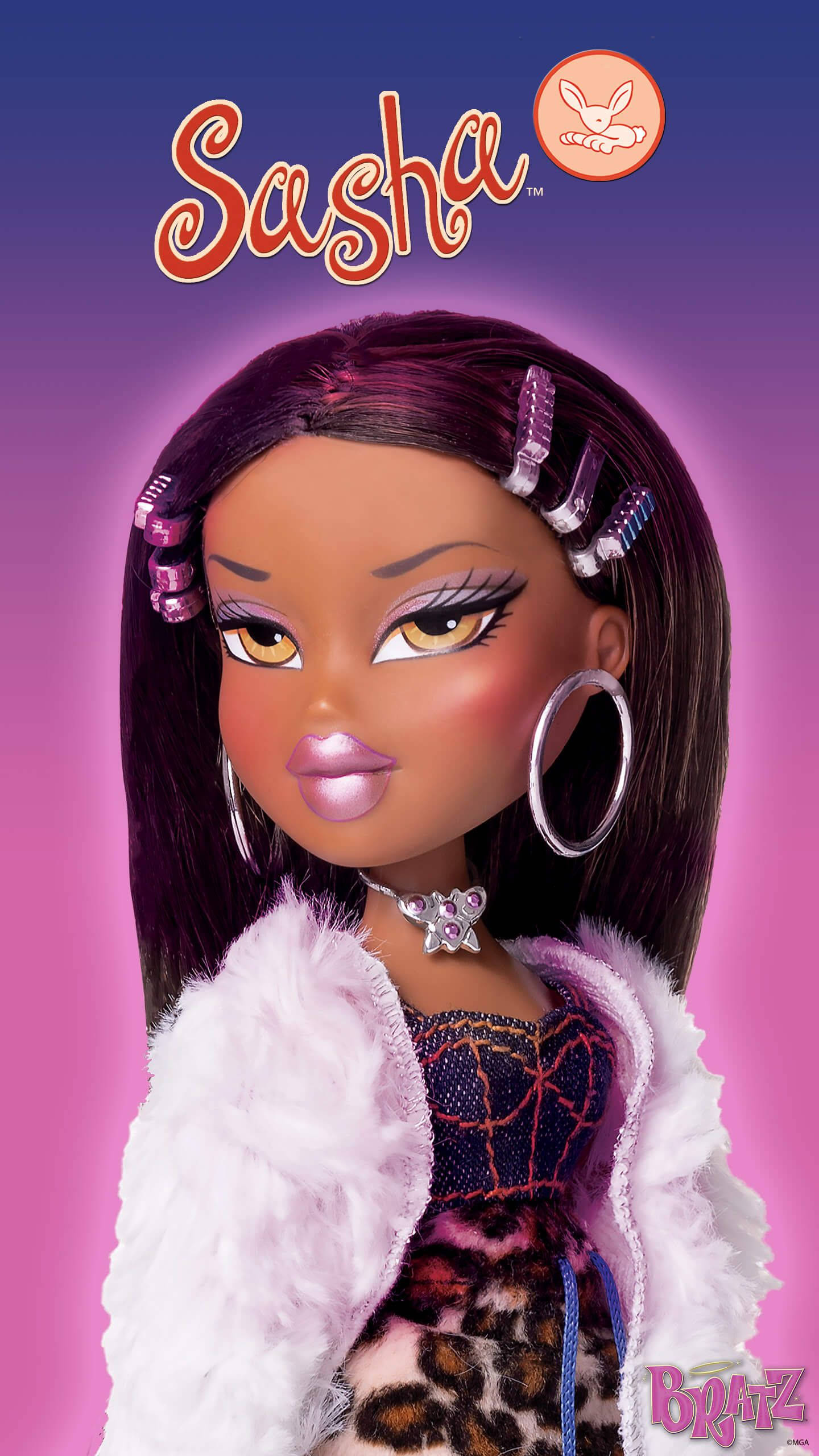 Bratz 桌布 壁紙 — 一個名為Sasha的Bratz娃娃，擁有長長的黑髮、大圈耳環和白色毛絨外套，背景為粉紫漸變色。