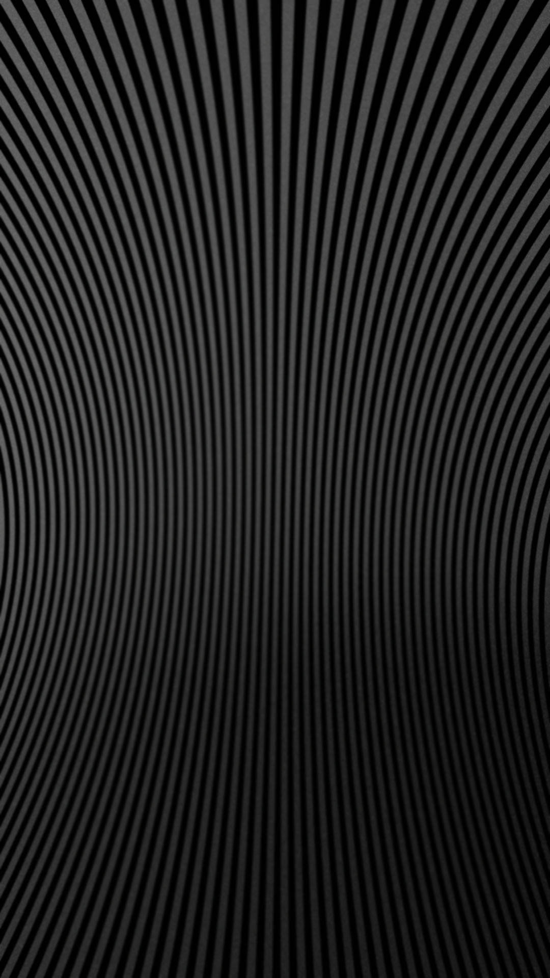 Black And Grey iPhone 桌布 壁紙 — 一個向外輻射的彎曲平行線的催眠黑白抽象圖案。