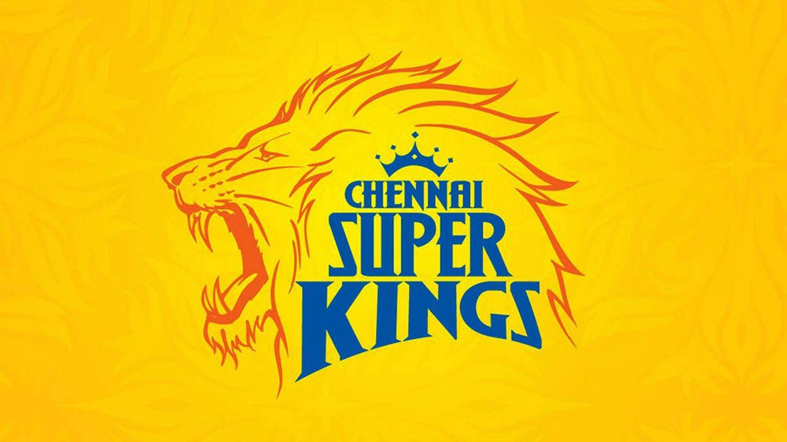 Csk 桌布 壁紙 — 一個咆哮的獅子標誌，帶有皇冠和粗體藍色文字 'Chennai Super Kings'，位於紋理黃色背景上。