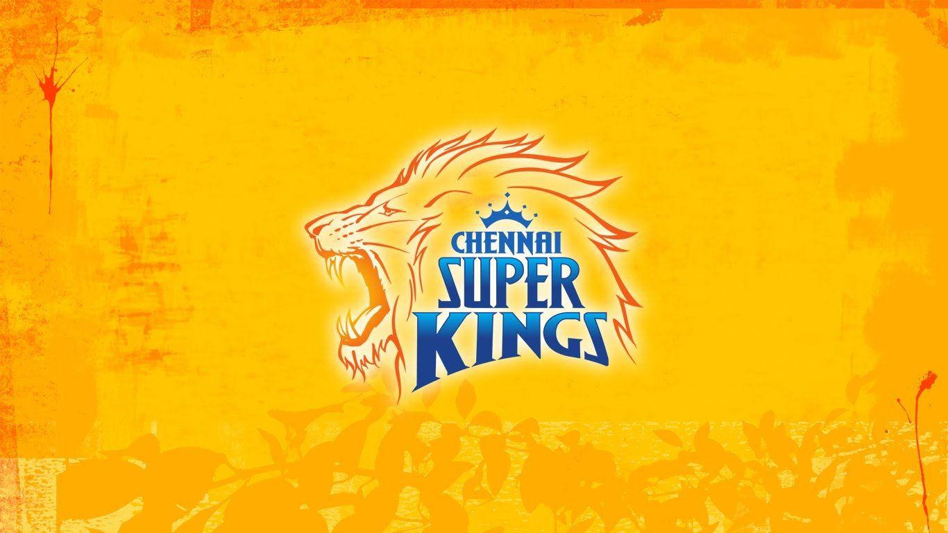 csk 2021 桌布 壁紙 — 一個咆哮的獅子標誌，帶有皇冠和藍色文字 'Chennai Super Kings'，位於紋理橙色背景上。