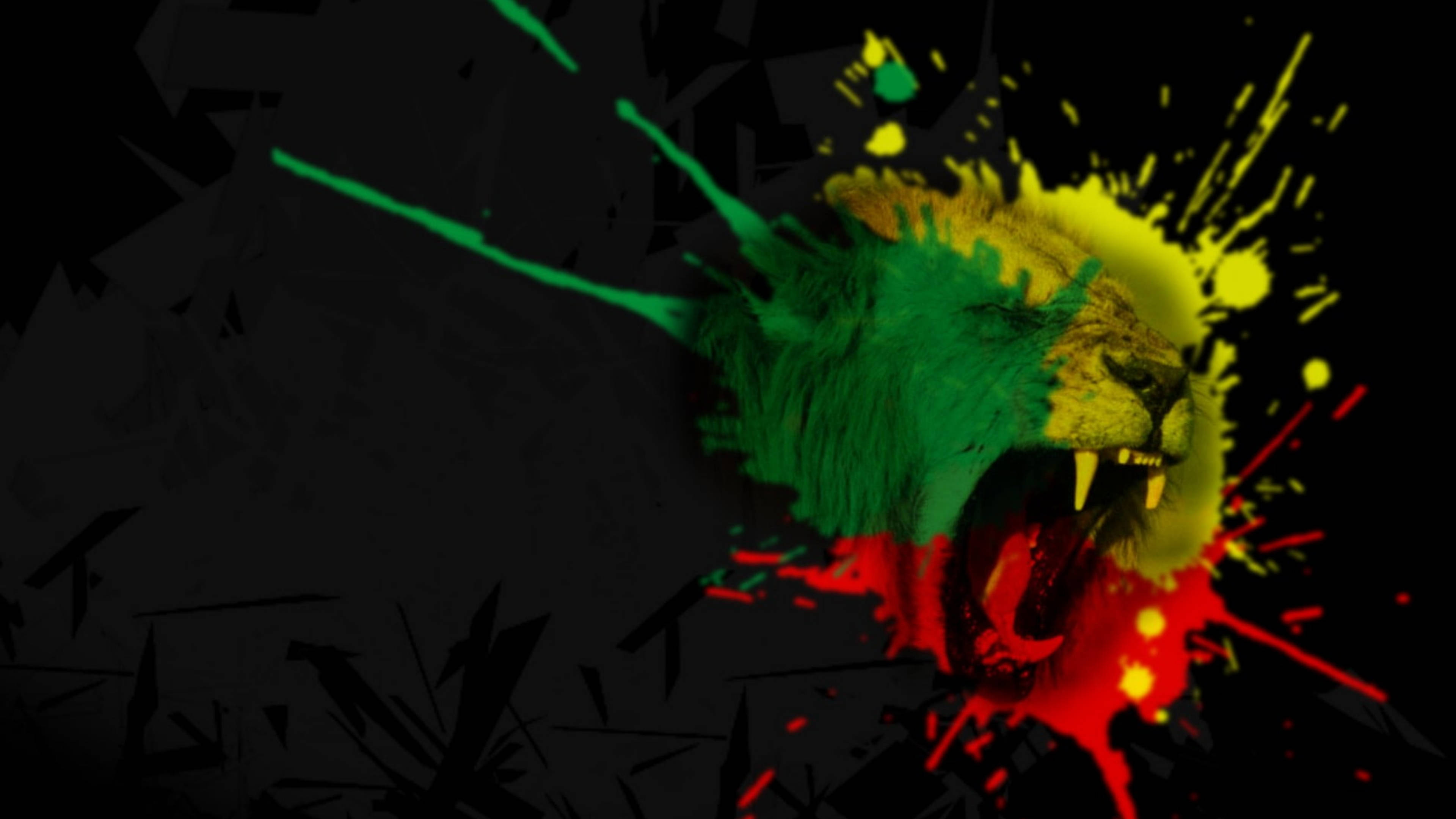Angry Lion 桌布 壁紙 — 一個咆哮的獅子頭在黑暗抽象背景上爆發出充滿活力的綠色、黃色和紅色油漆飛濺。