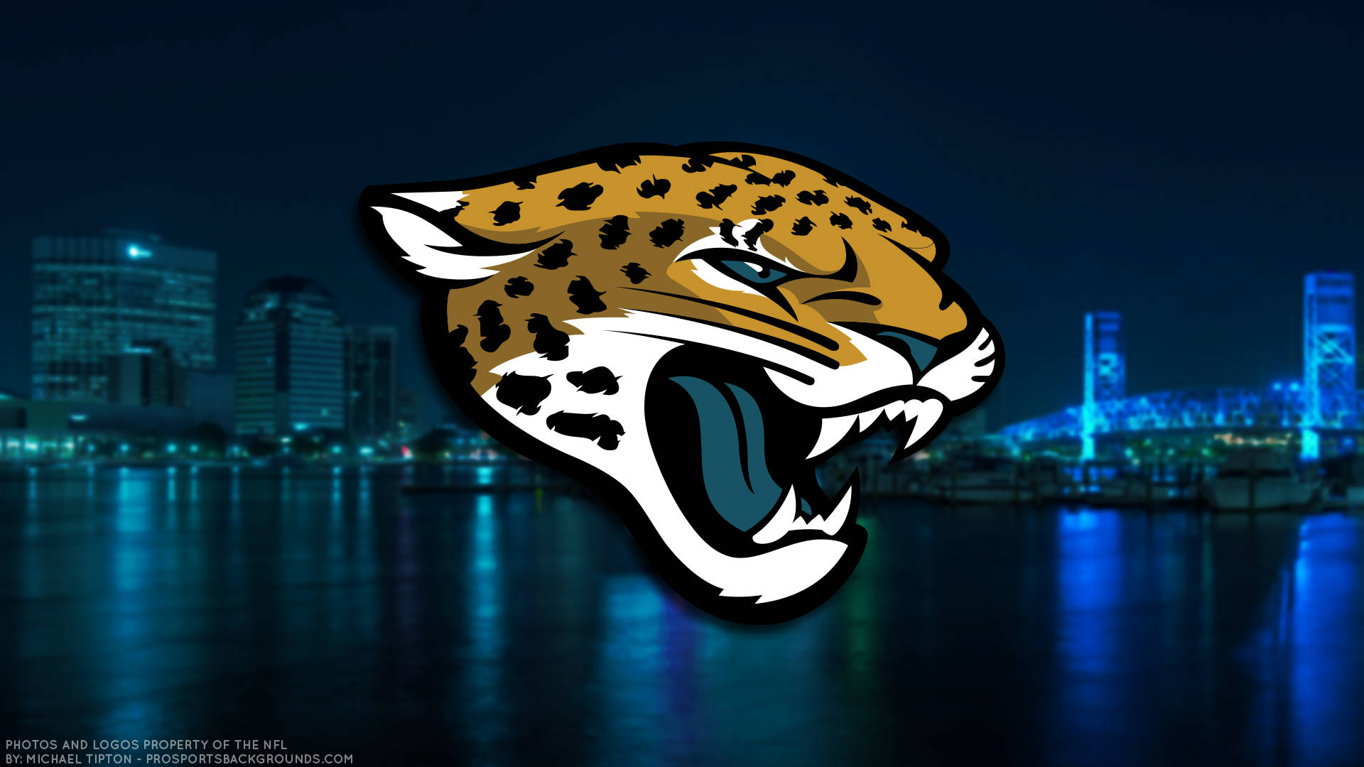 Jaguars 桌布 壁紙 — 一個咆哮的美洲虎標誌漂浮在夜間城市景觀之上，藍色發光燈光在水面上反射。