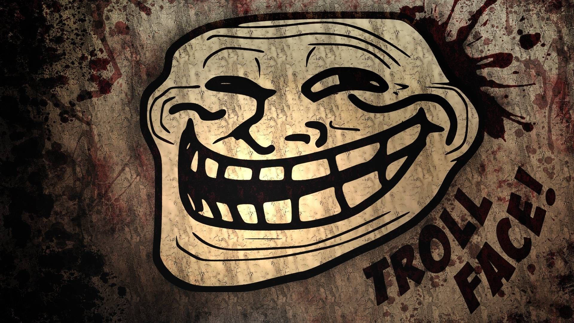 Troll Face 桌布 壁紙 — 一個咧嘴笑的巨魔臉，在粗糙紋理的背景上有血跡，粗體文字寫著巨魔臉。