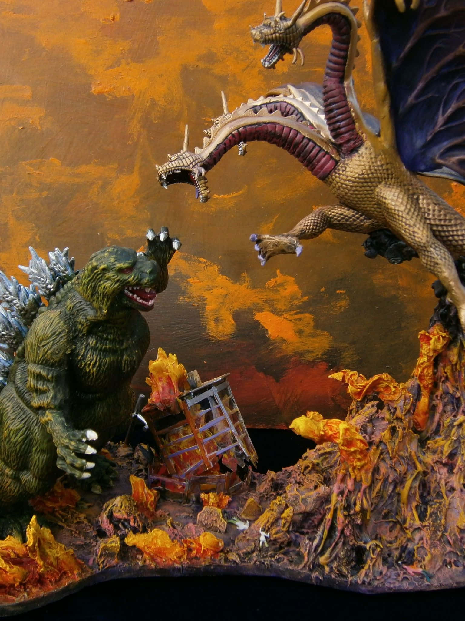 King Ghidorah 桌布 壁紙 — 一個哥吉拉與三頭龍在橙色天空下，於熾熱熔岩和破碎瓦礫中戰鬥的立體模型。