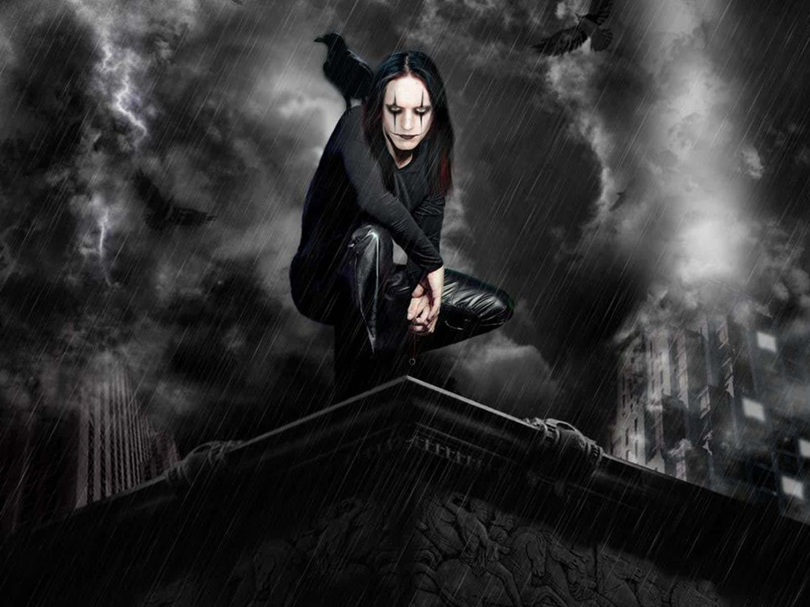 the crow 桌布 壁紙 — 一個哥德式人物蹲在濕滑的屋頂上，烏鴉在閃電交加的暴風雨中飛翔。