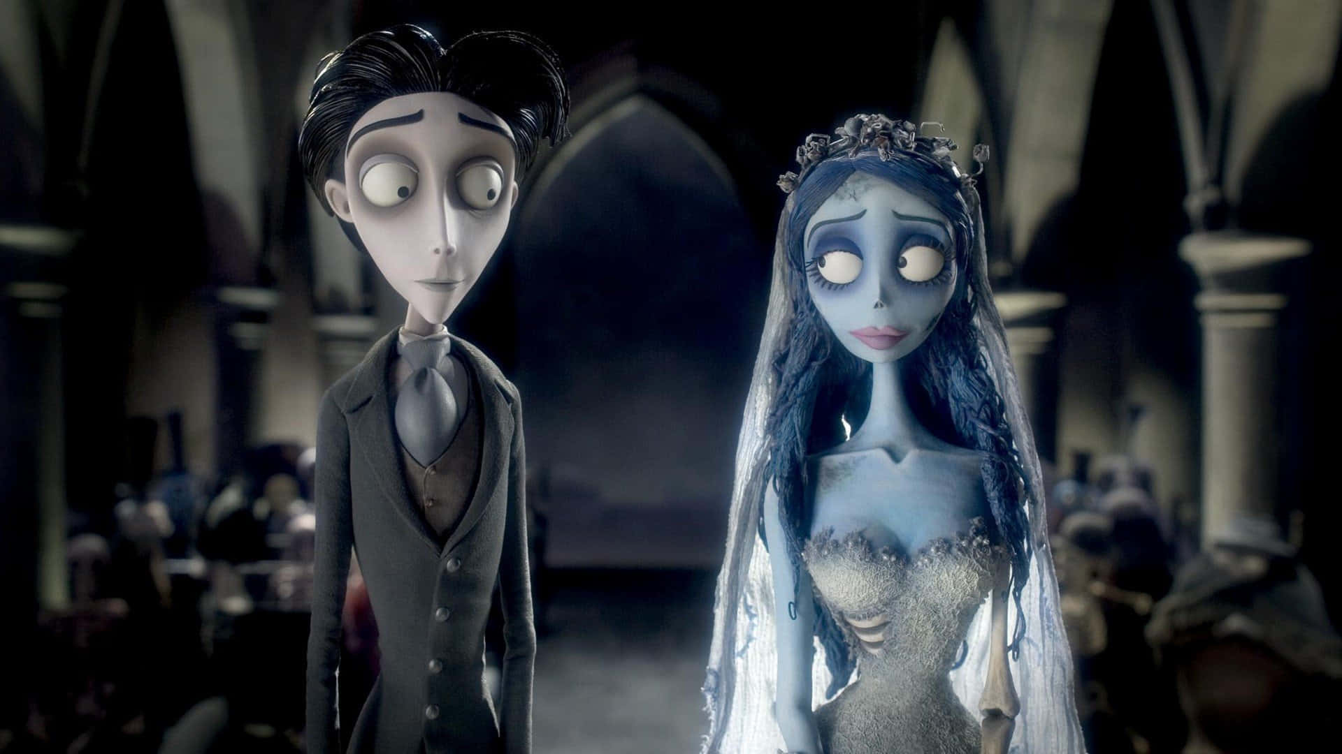 corpse bride 桌布 壁紙 — 一個哥德式婚禮場景，兩個蒼白的動畫角色在光線昏暗、有拱形石柱的大教堂中。