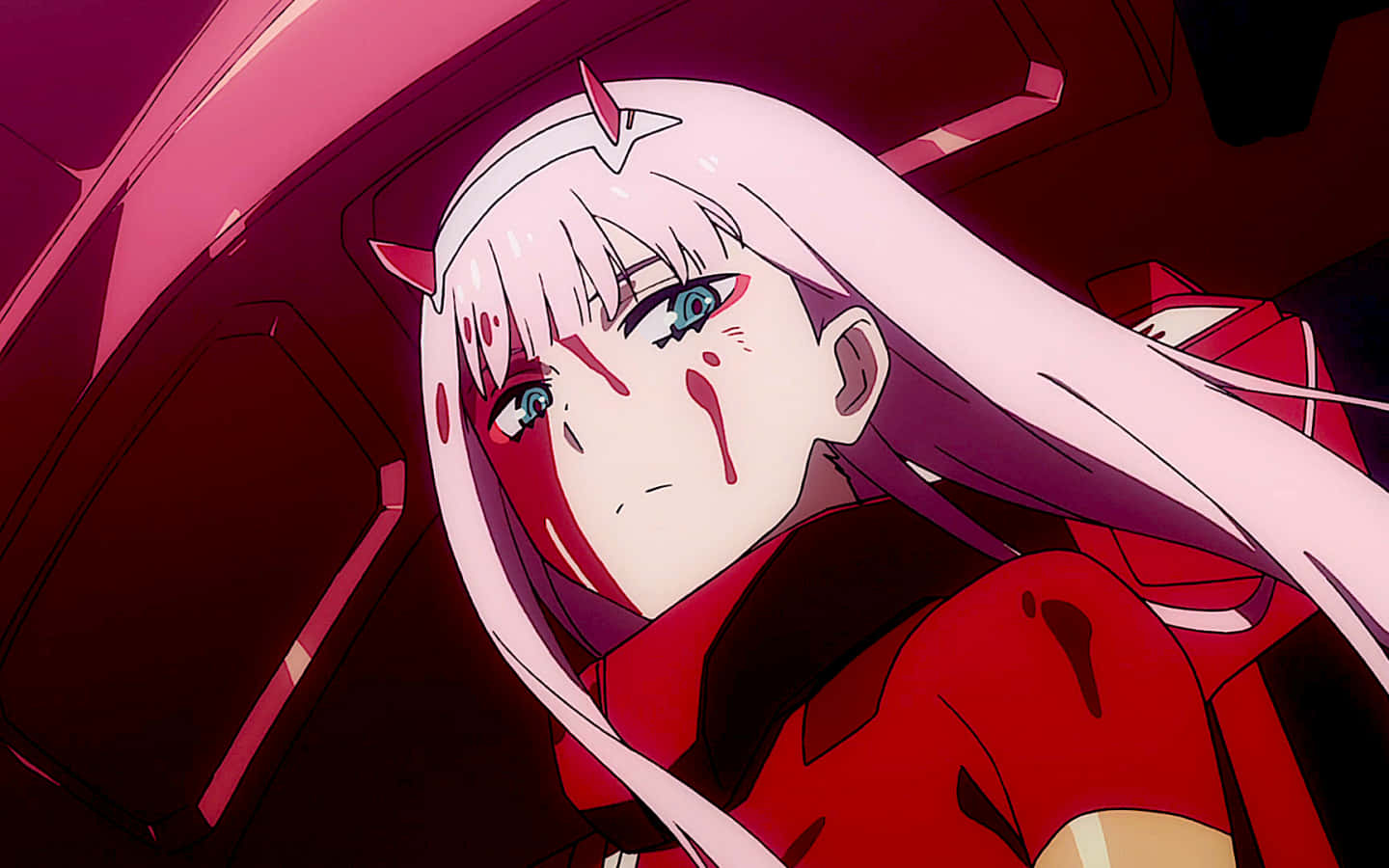 DARLING in the FRANXX 桌布 壁紙 — 一個哭泣的動漫女孩，粉紅色頭髮和紅色眼淚，坐在紅色駕駛艙內，臉上沾滿血跡。
