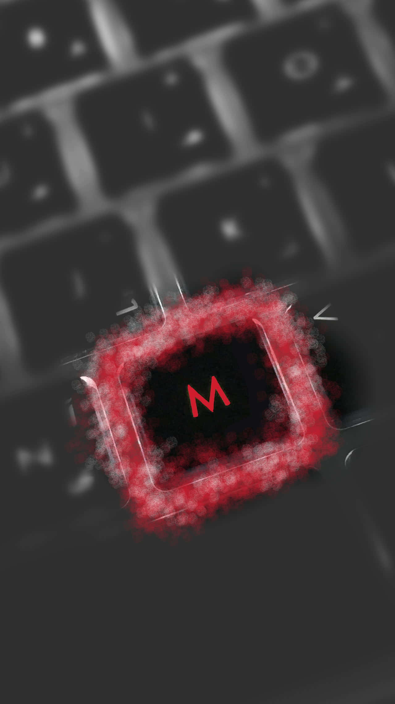 桌布 壁紙 — 一個單獨的鍵盤按鍵，上面有紅色的「M」字，在模糊的黑白鍵盤背景下，被火焰粒子包圍，發出強烈的光芒。