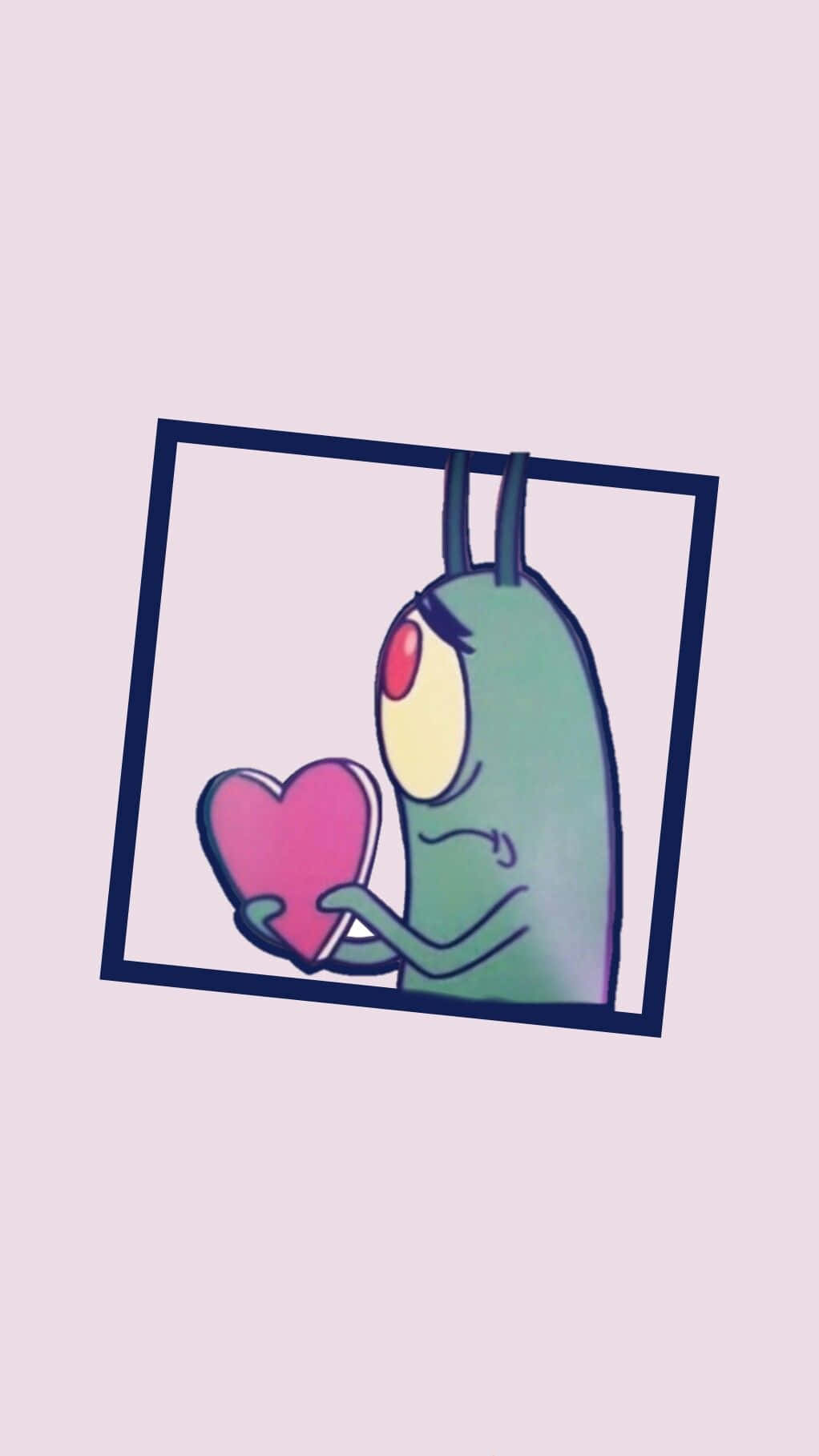 plankton 桌布 壁紙 — 一個單眼綠色卡通角色在傾斜的相框內拿著一個粉紅色愛心，背景是柔和的粉紅色。