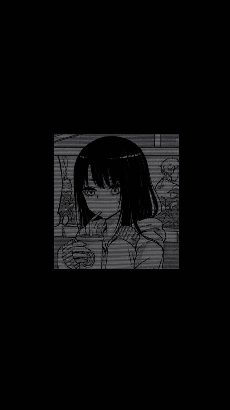 動漫女孩 桌布 壁紙 — 一個單色動漫女孩，短黑髮，在燈光昏暗的咖啡館裡用吸管從杯子裡啜飲。