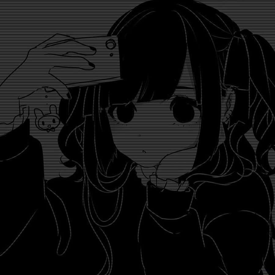 暗黑動漫 桌布 壁紙 — 一個單色動漫女孩紮著雙馬尾，在條紋背景前用手機自拍。