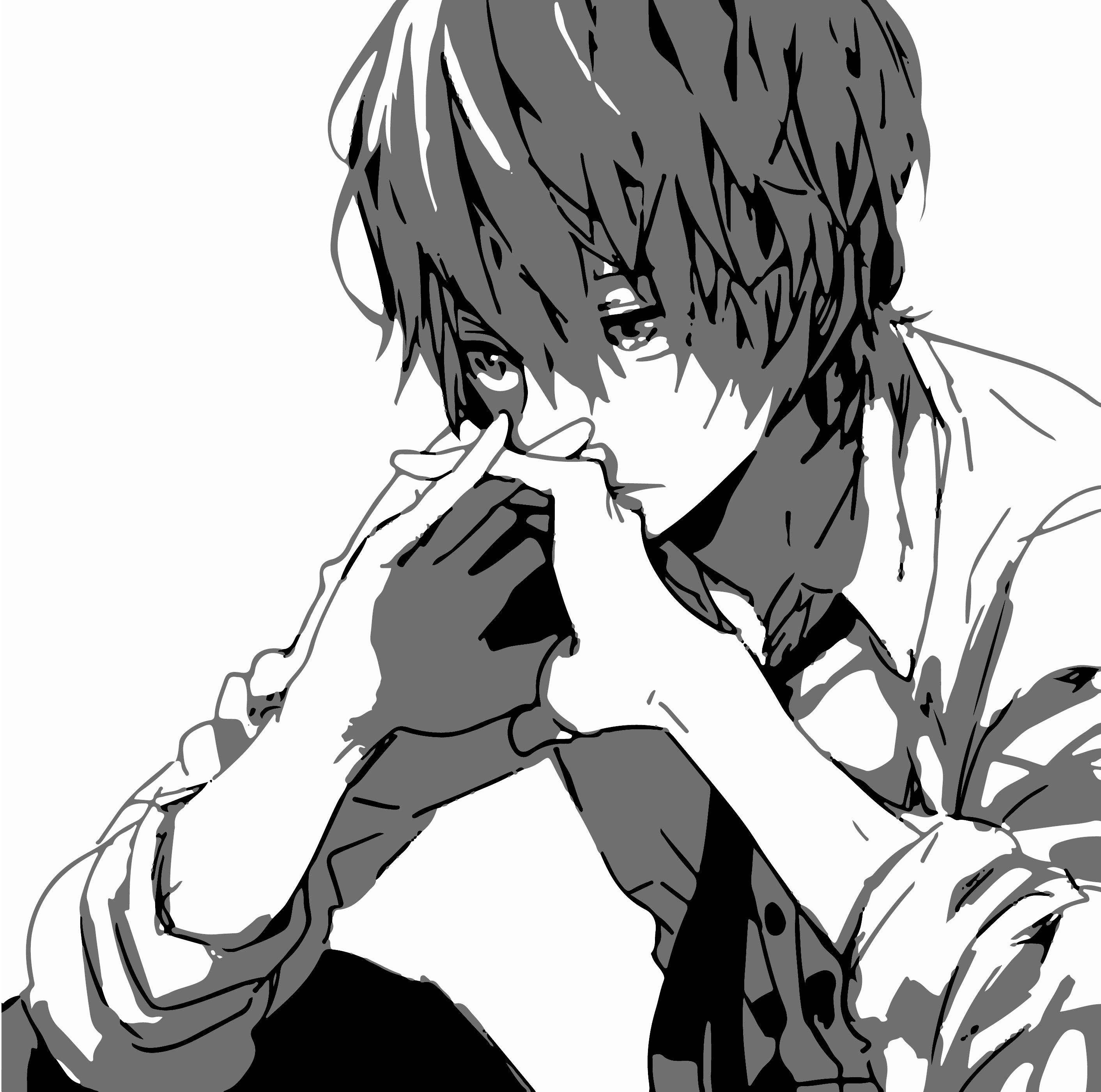 動漫男孩 桌布 壁紙 — 一個單色動漫角色，頭髮凌亂，眼神銳利，雙手在臉旁交握，呈現沉思姿態。