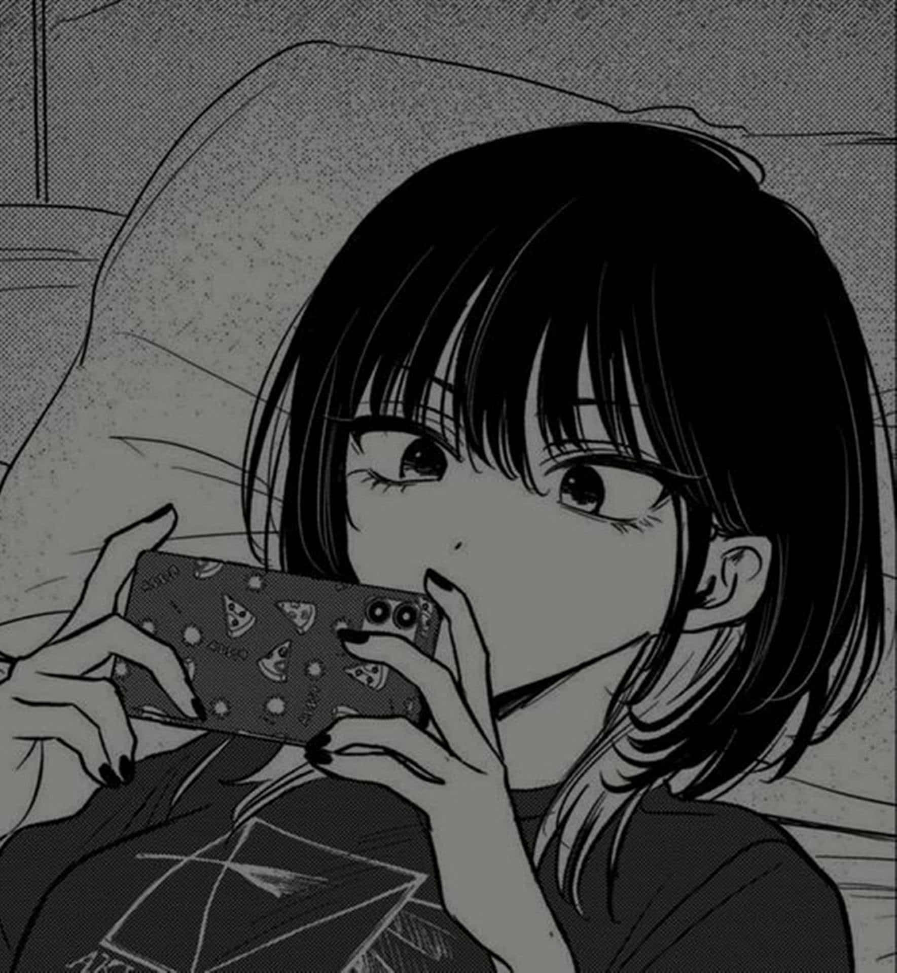 黑色美學 桌布 壁紙 — 一個單色動畫短髮女孩拿著披薩主題手機，靠在沙發上休息。