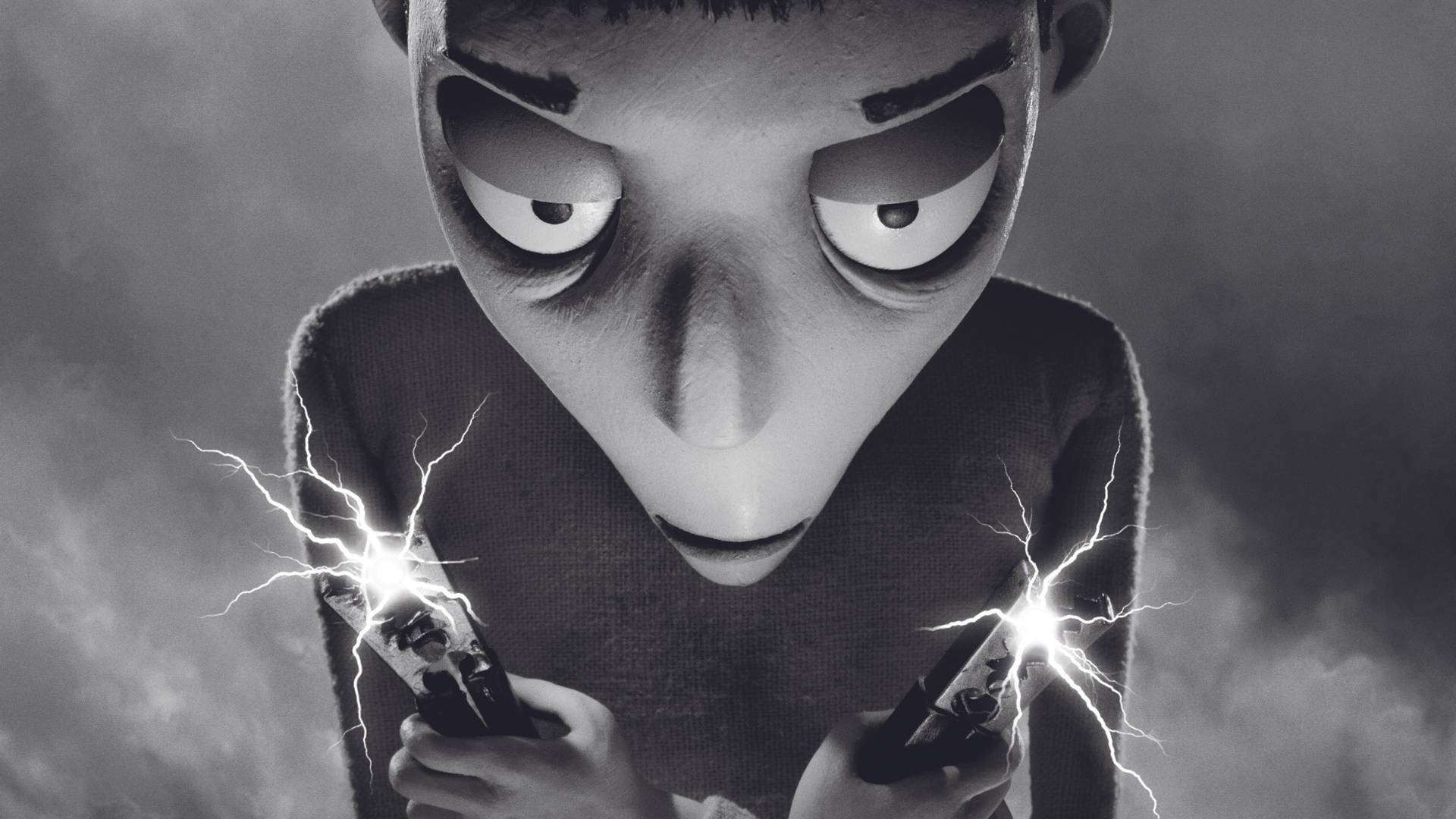 Frankenweenie 桌布 壁紙 — 一個單色動畫角色，眼睛睜大，在煙霧繚繞的背景中手持火花裝置。