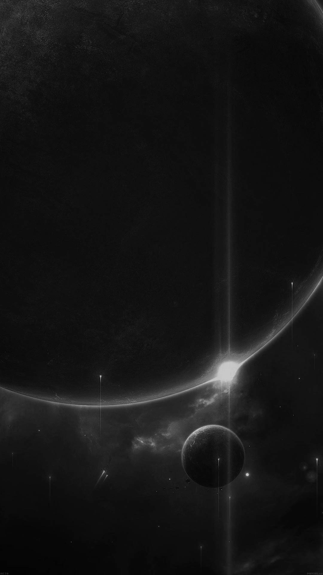 一個黑暗的宇宙場景，一顆發光的太陽位於行星和較小的月球後方。