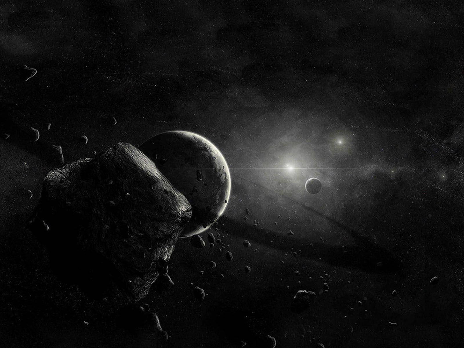 Black Planet 桌布 壁紙 — 一個單色宇宙場景，包含一顆大型小行星和行星，以及遙遠的恆星和較小的天體漂浮在深空中。