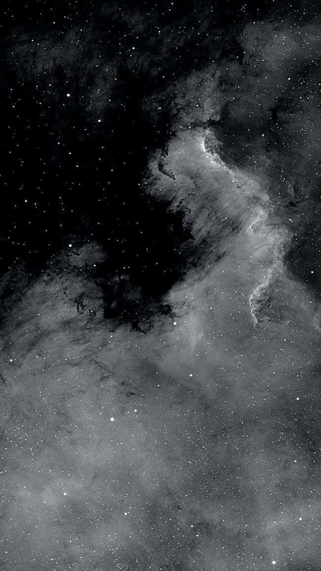 Black Gradient 桌布 壁紙 — 一個單色宇宙場景，有旋轉的星雲和散落的星星，背景是深邃的黑色虛空。