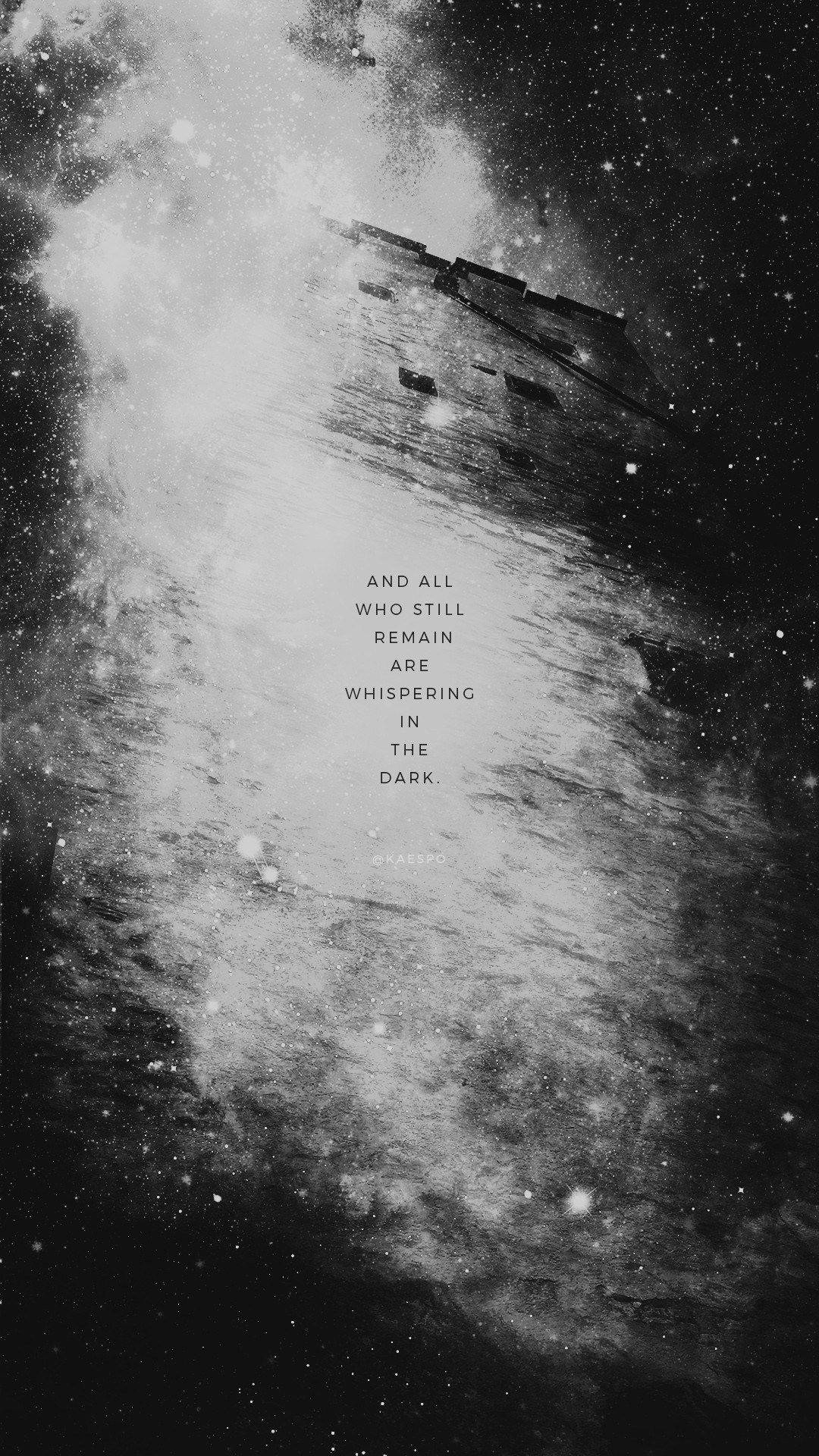 黑白 桌布 壁紙 — 一個單色宇宙場景，碎片結構漂浮在繁星點點的星雲和文字疊加之中。