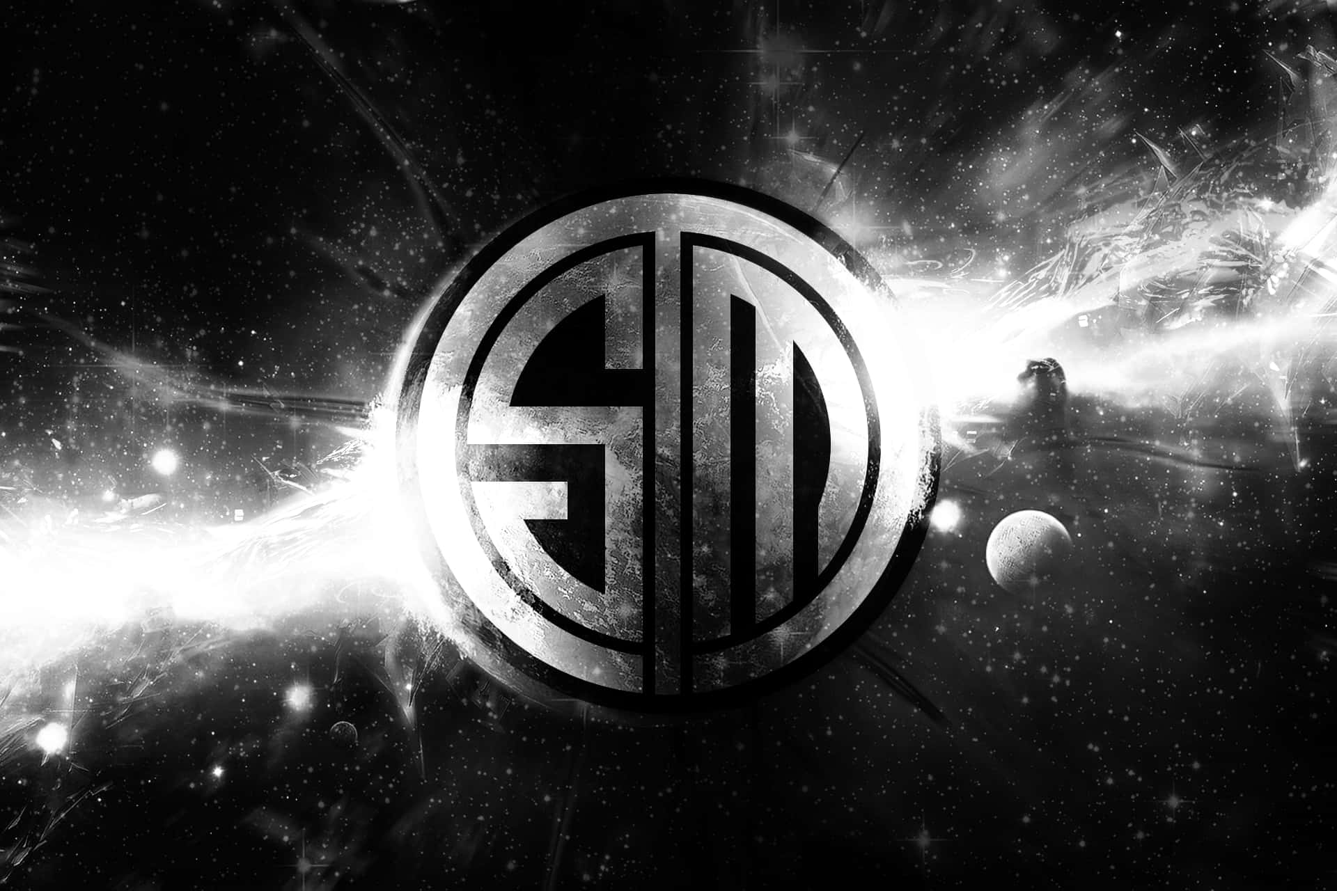遊戲 桌布 壁紙 — 一個單色宇宙標誌，帶有「SM」，在繁星點點的太空背景下散發光芒，背景中有行星和星雲。