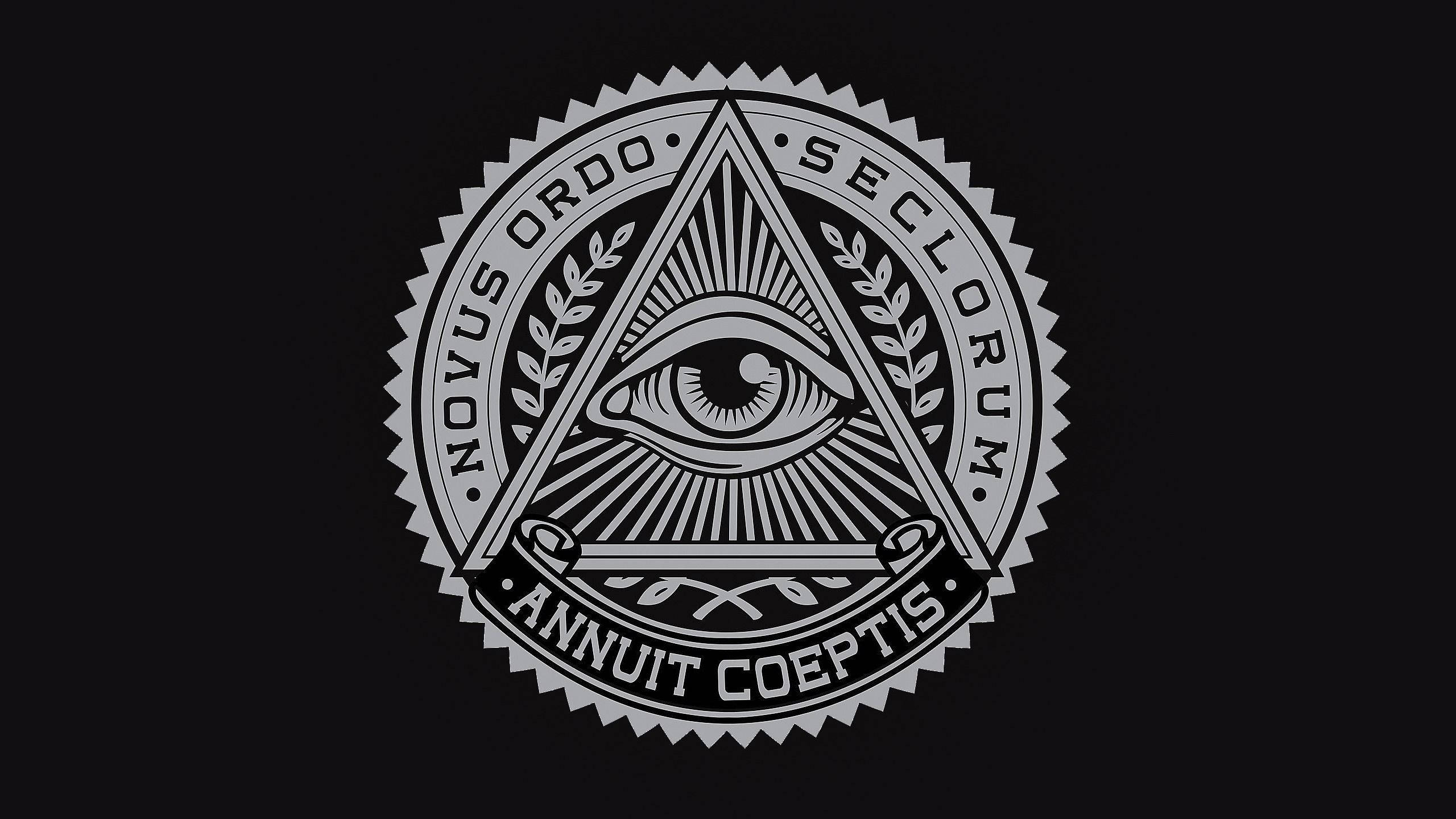 illuminati 桌布 壁紙 — 一個單色徽章，在黑色背景上，三角形內有一隻全視之眼，周圍環繞著月桂花環和拉丁文字。