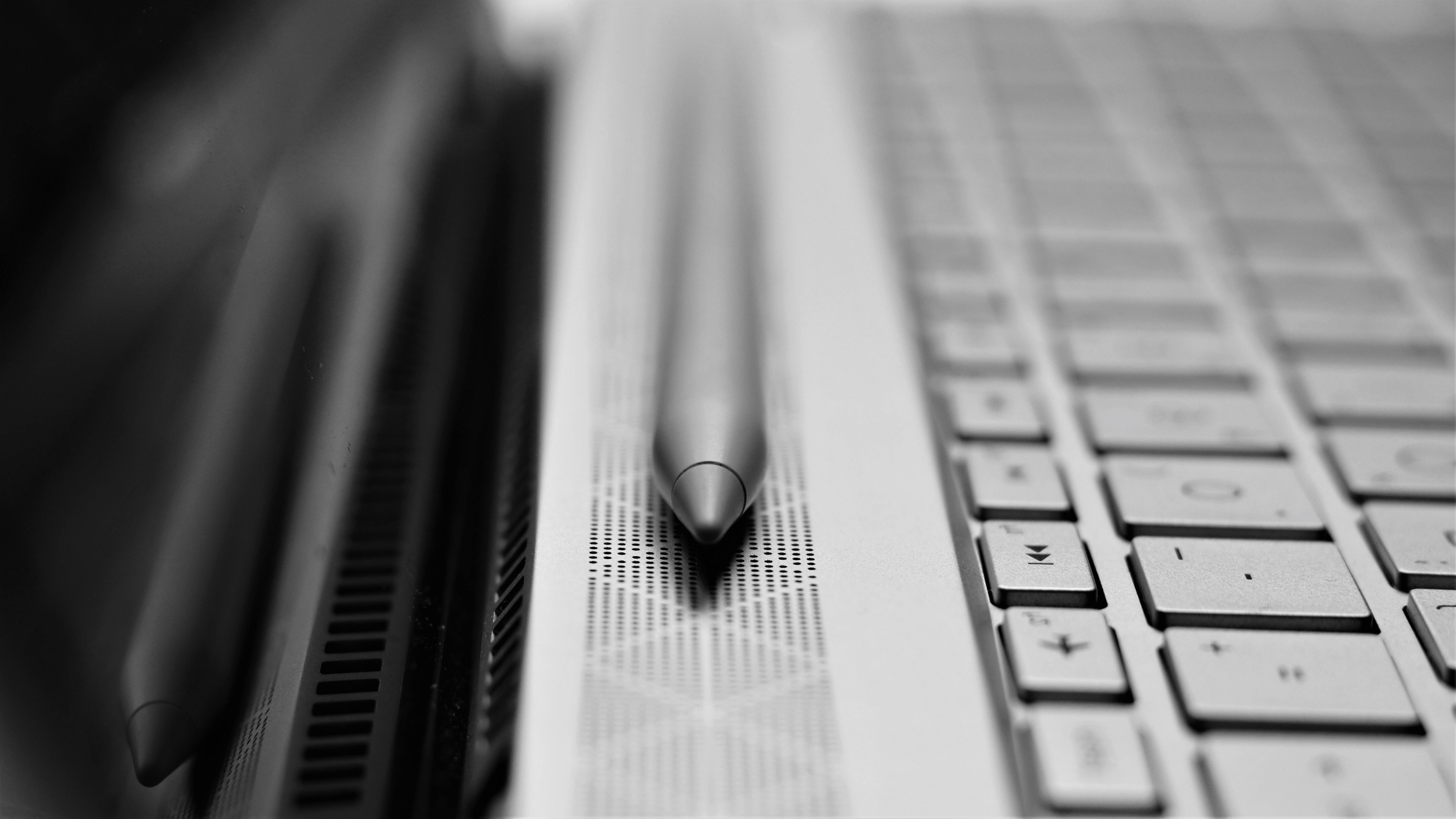 aesthetic tumblr laptop 桌布 壁紙 — 一個單色特寫，觸控筆放在筆記型電腦鍵盤上，景深較淺。