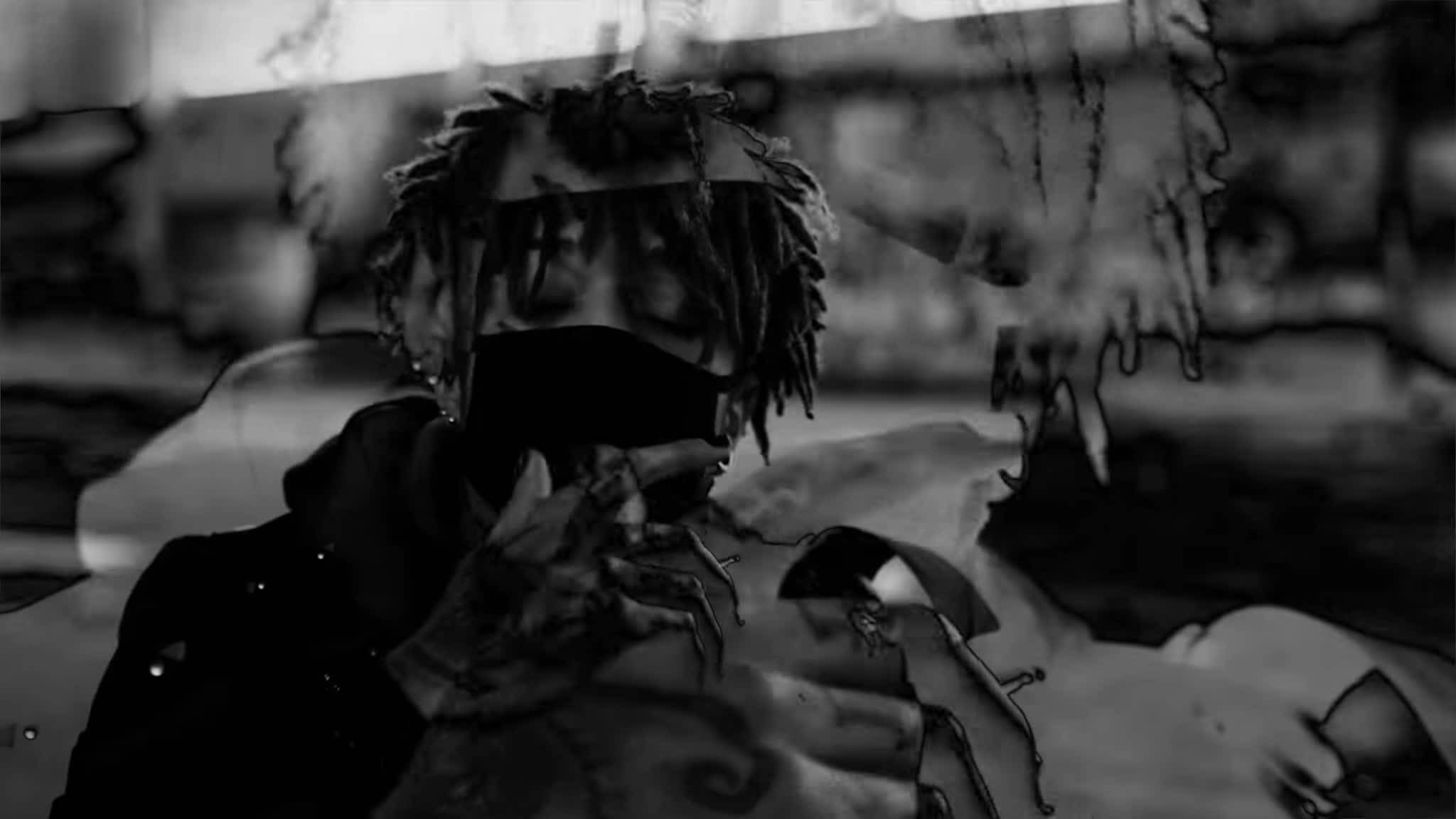 Scarlxrd 桌布 壁紙 — 一個單色肖像，人物有辮子頭和戴口罩，在 gritty 的城市環境中拿著香煙。
