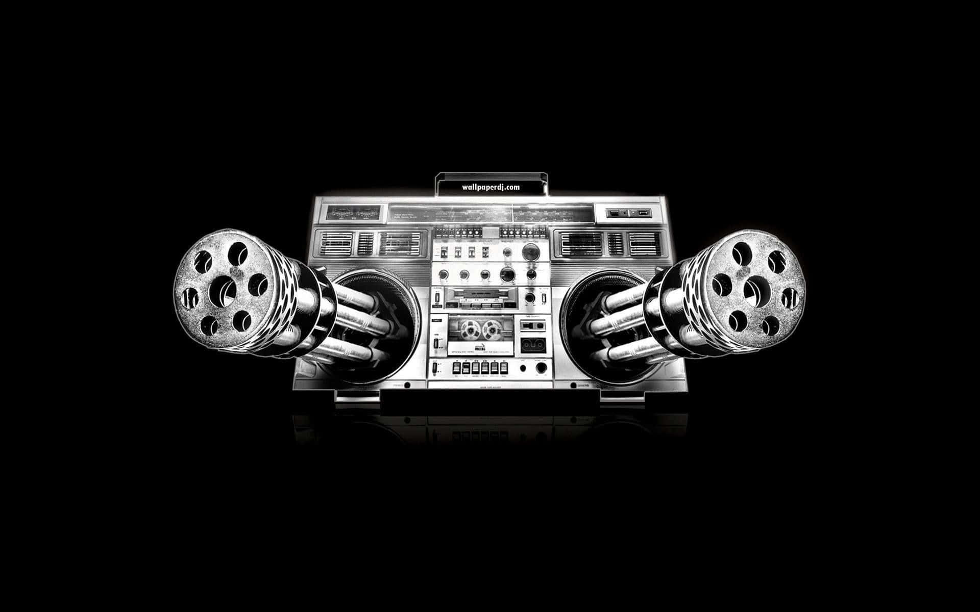 DJ 桌布 壁紙 — 一個單色調的立體聲音響，帶有超大的槍形揚聲器，居中放置在純黑色背景上，帶有微妙的反射。