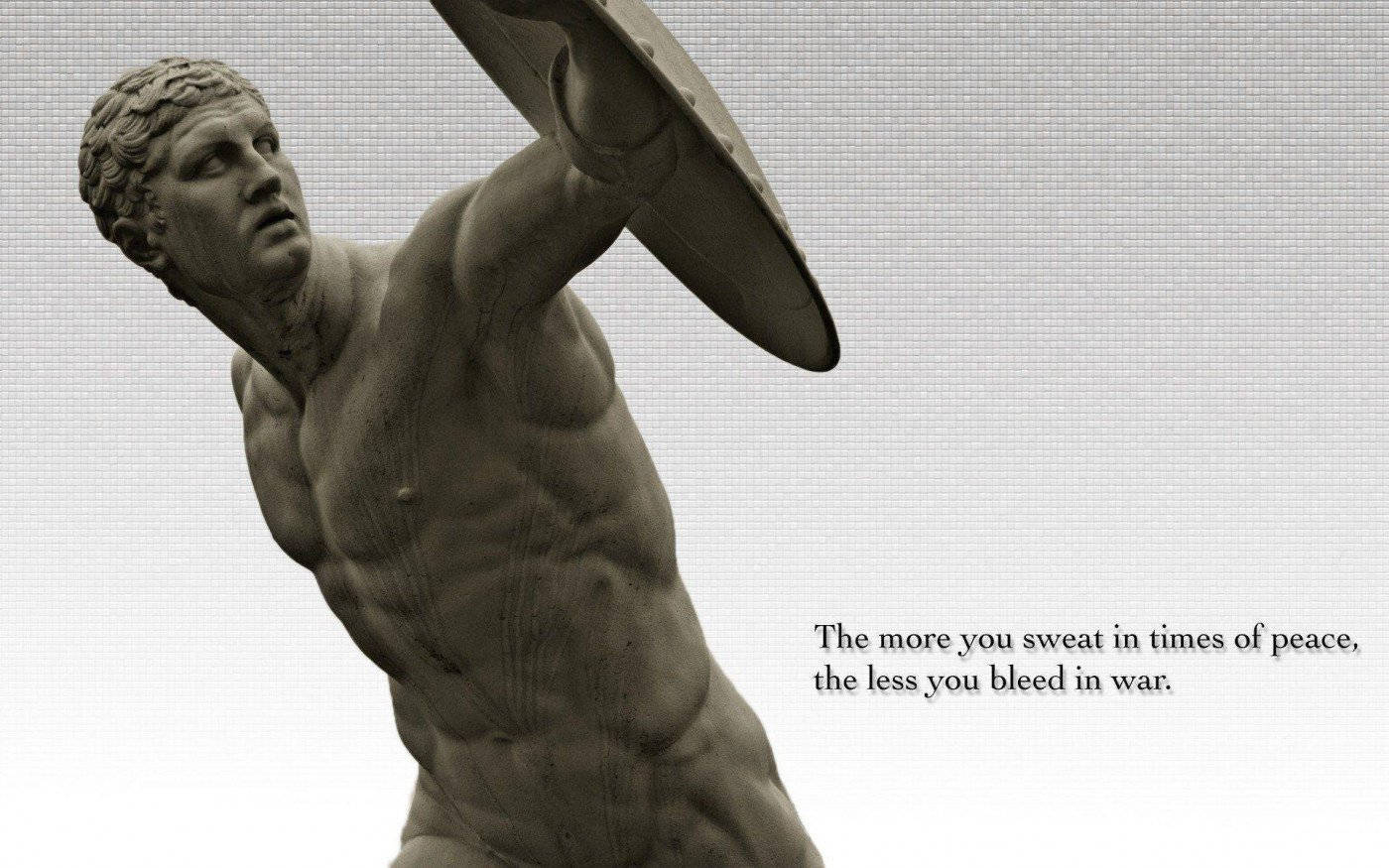 Warrior 桌布 壁紙 — 一個單色雕像，描繪一位肌肉發達的戰士以動態姿勢手持盾牌，背景帶有紋理和勵志文字。