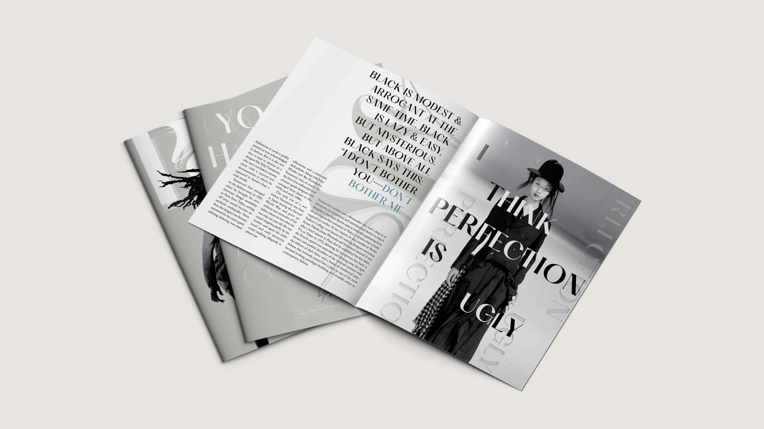 Magazine 桌布 壁紙 — 一個單色雜誌跨頁，展示一位戴帽子的女性，並以粗體文字宣稱「我認為完美是醜陋的」，背景簡約。