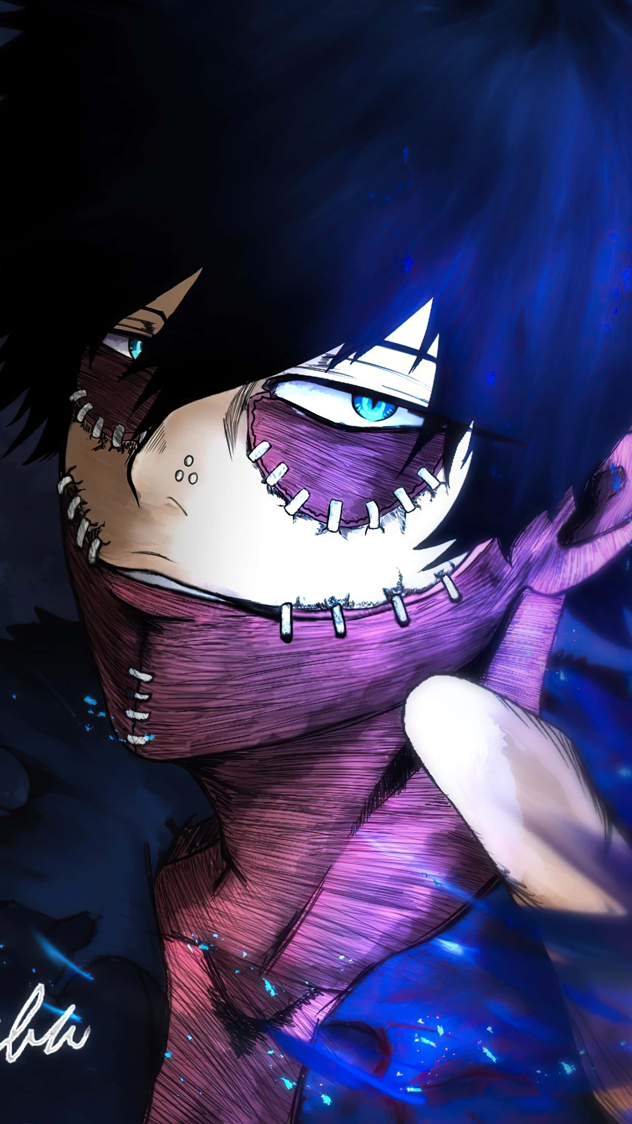 Dabi Boku No Hero 桌布 壁紙 — 一個嘴巴被縫合、在深藍色背景上發出藍光的動漫角色特寫。