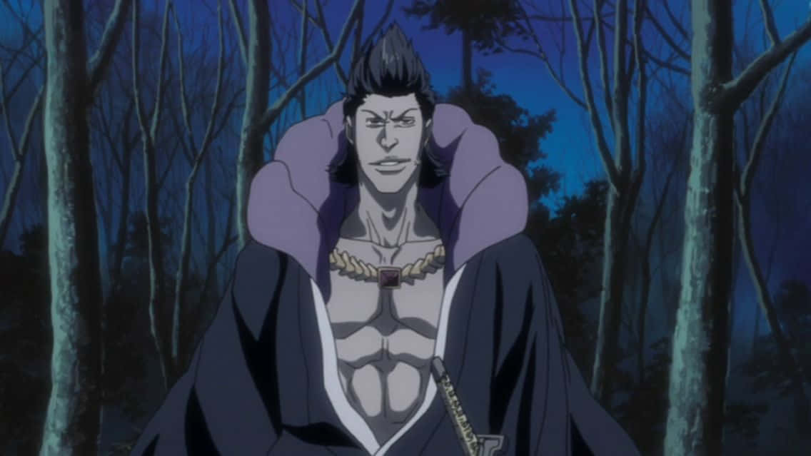 Marechiyo Omaeda 桌布 壁紙 — 一個嚴肅的動漫戰士，有著尖刺頭髮和紫色斗篷，站在深藍色夜空下的黑暗森林中。