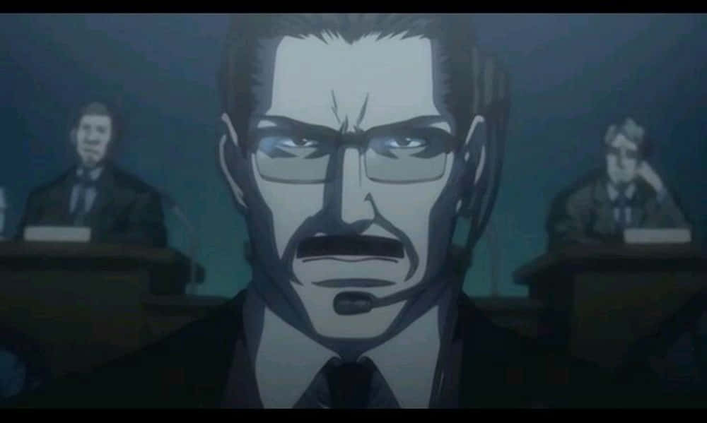 Soichiro Yagami 桌布 壁紙 — 一個嚴肅的動漫男人，戴著眼鏡和鬍子，在昏暗的法庭上對著麥克風說話，背景有兩個模糊的身影。