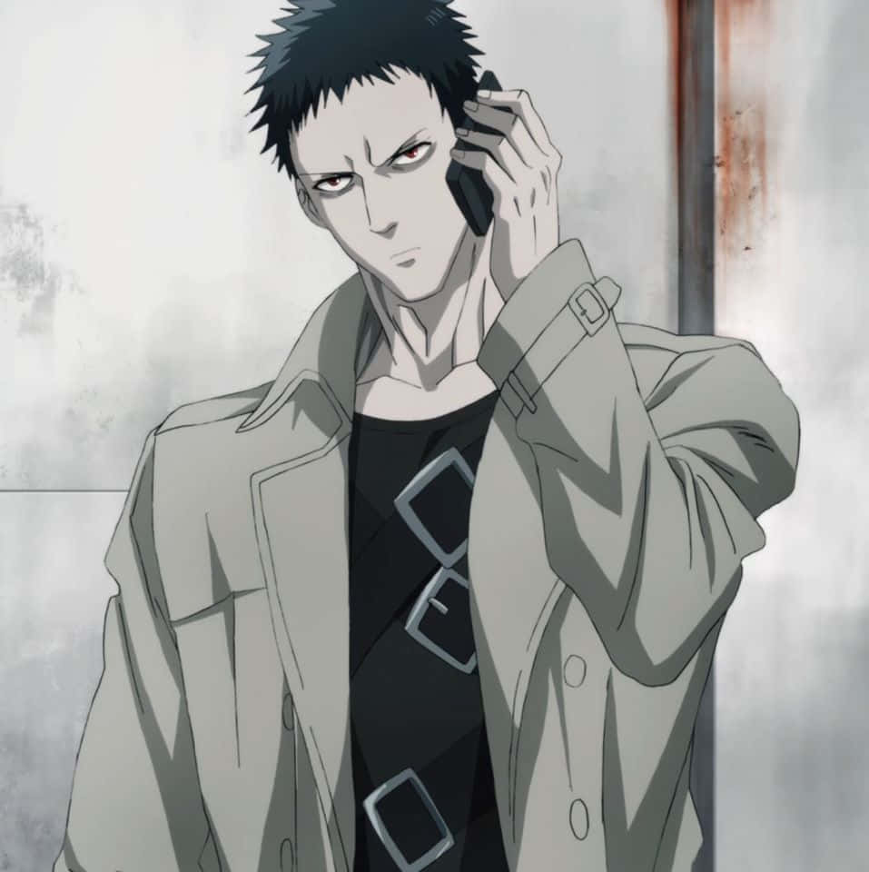 Zombieman 桌布 壁紙 — 一個嚴肅的動漫男人，有著尖刺的黑髮和紅色的眼睛，穿著風衣，在粗糙的城市牆壁旁打電話。